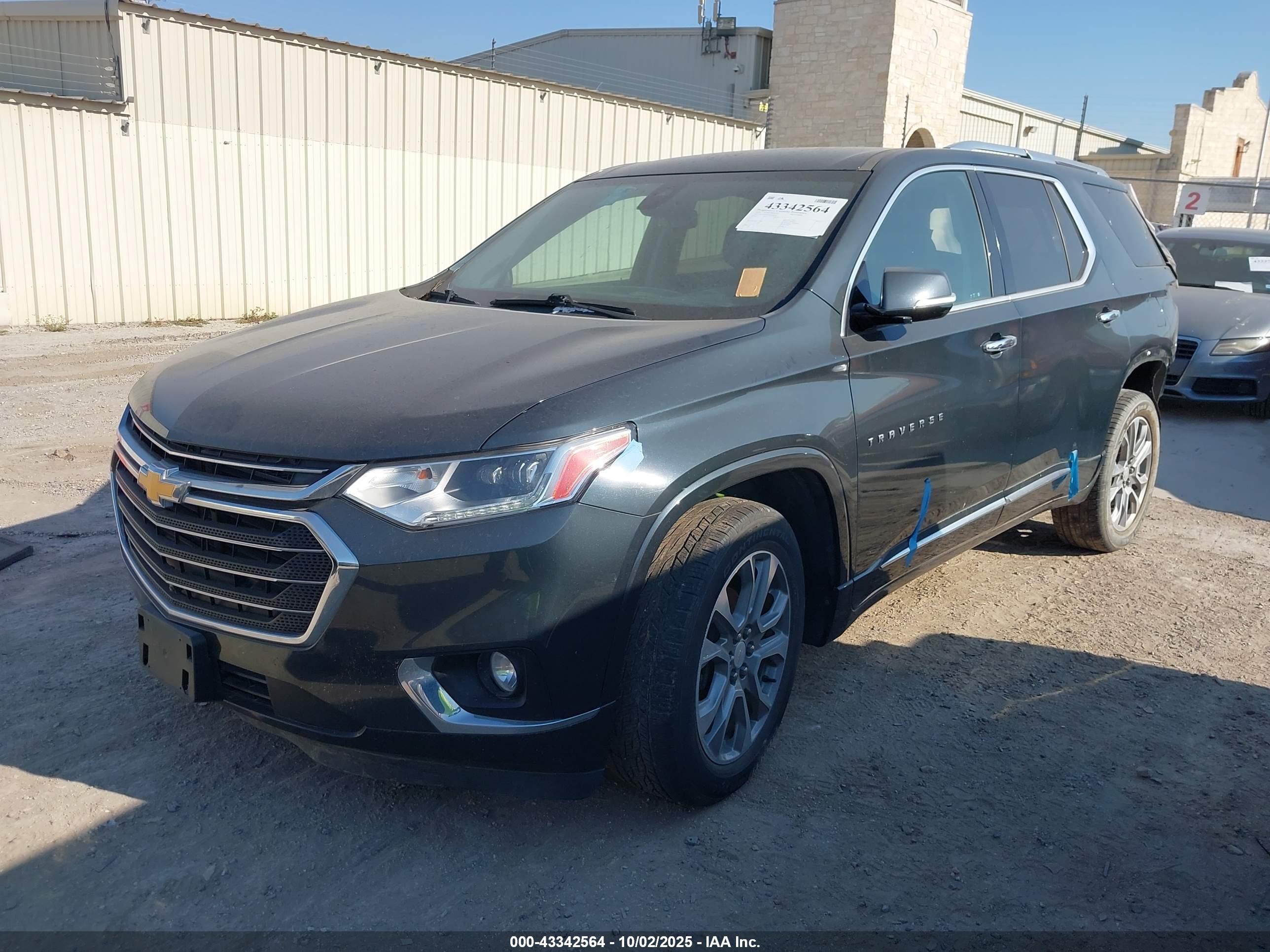 CHEVROLET TRAVERSE image 2