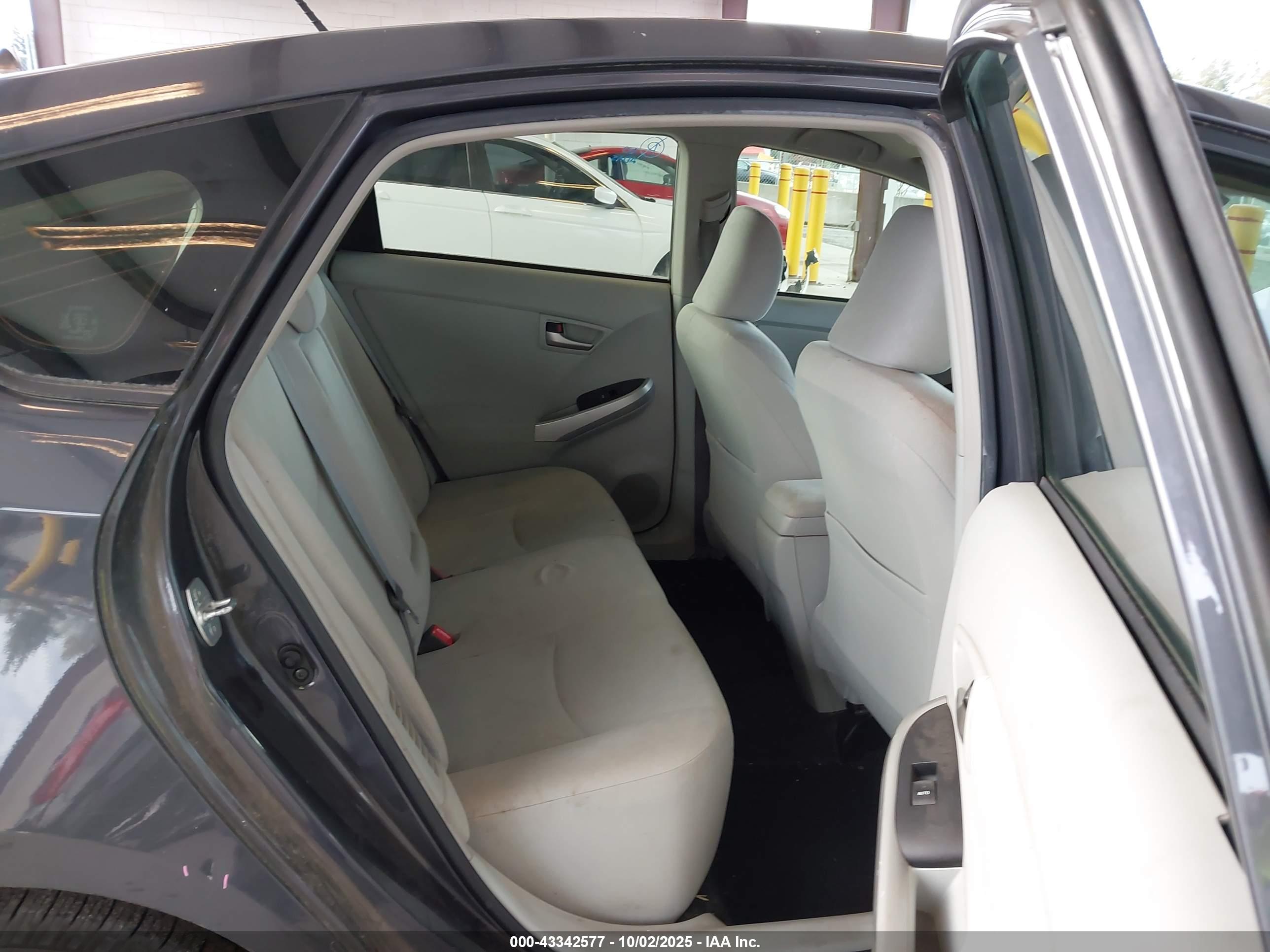 TOYOTA PRIUS image 8