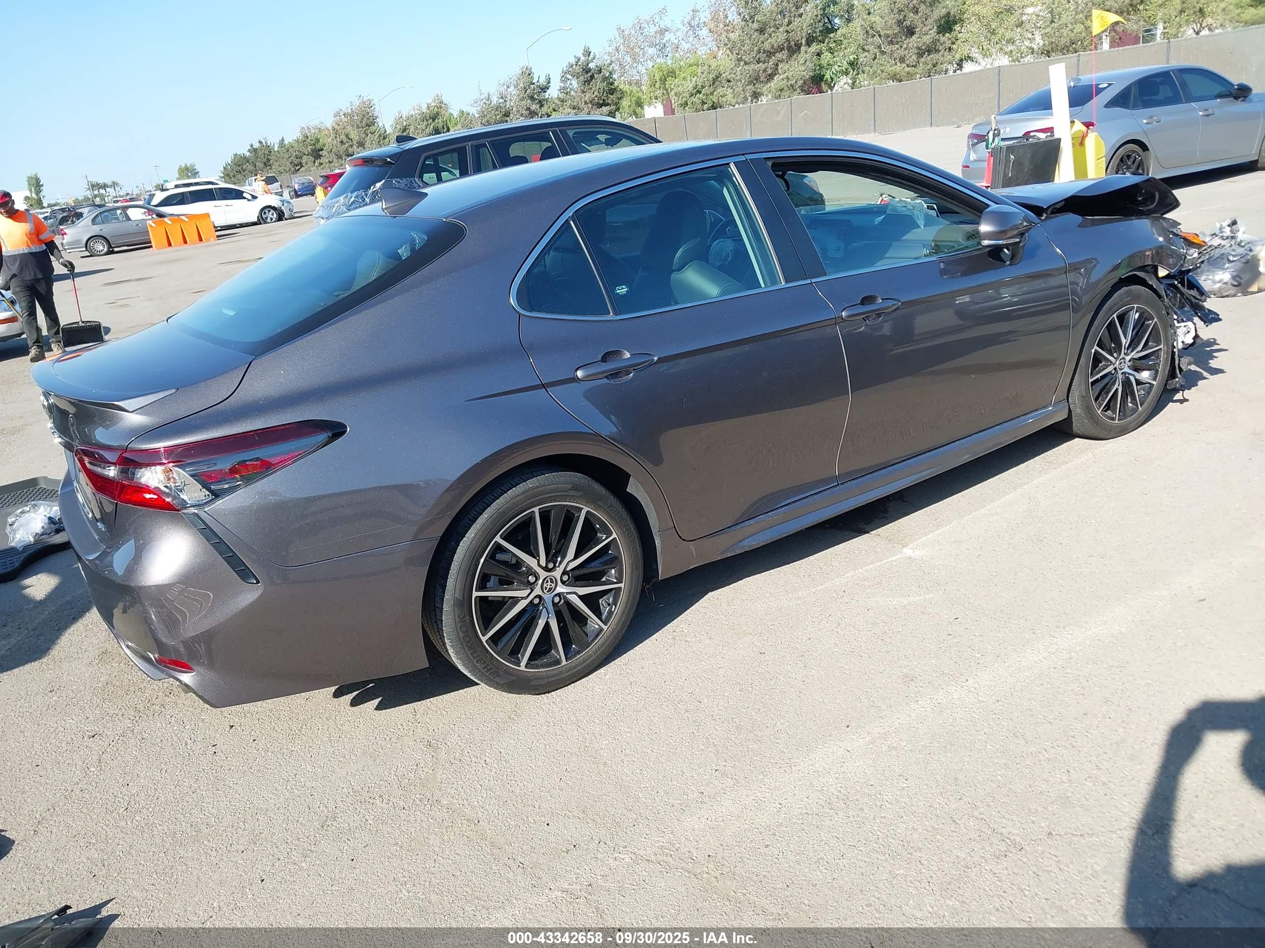 TOYOTA CAMRY image 4