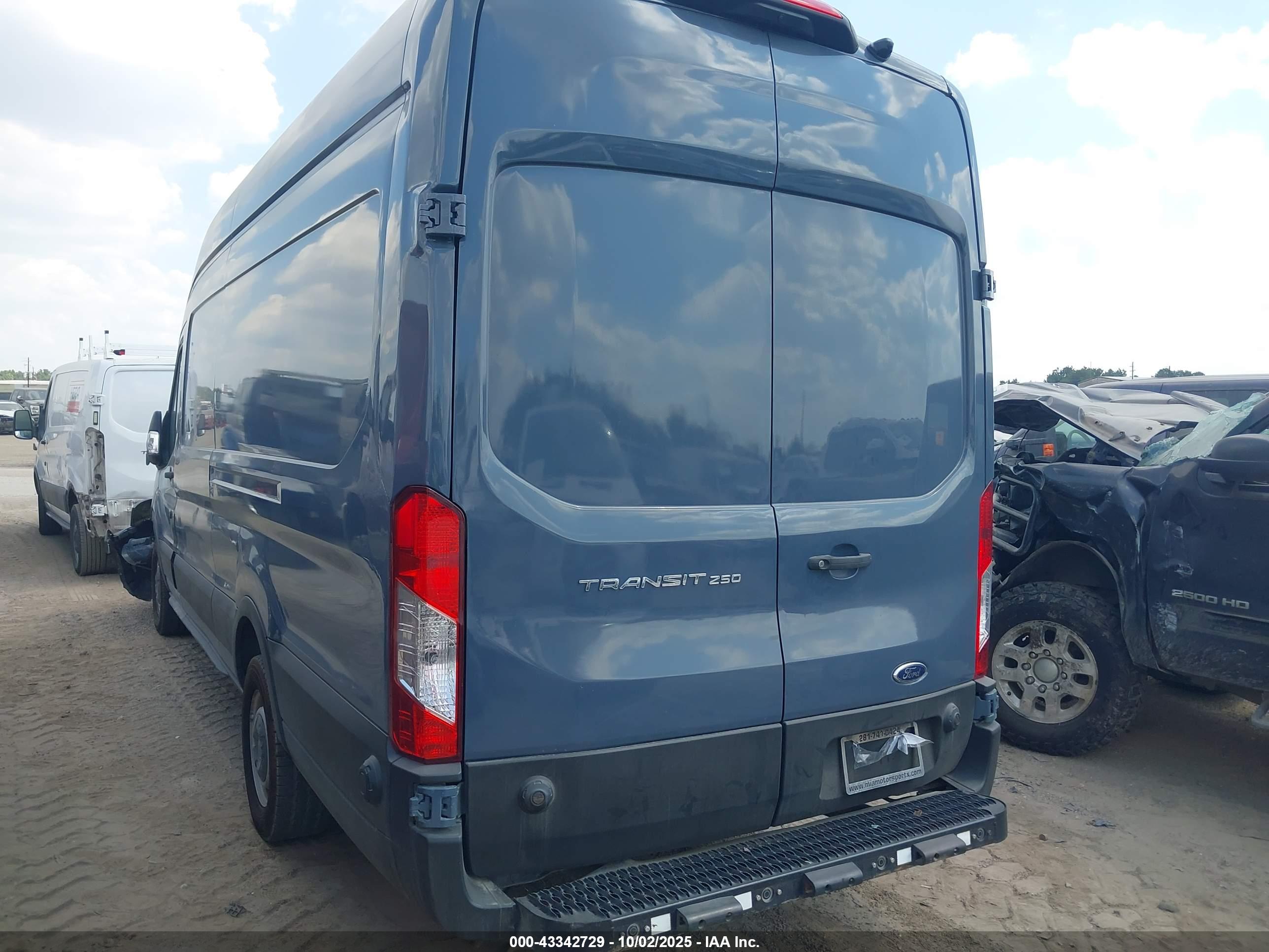 FORD TRANSIT-250 image 3