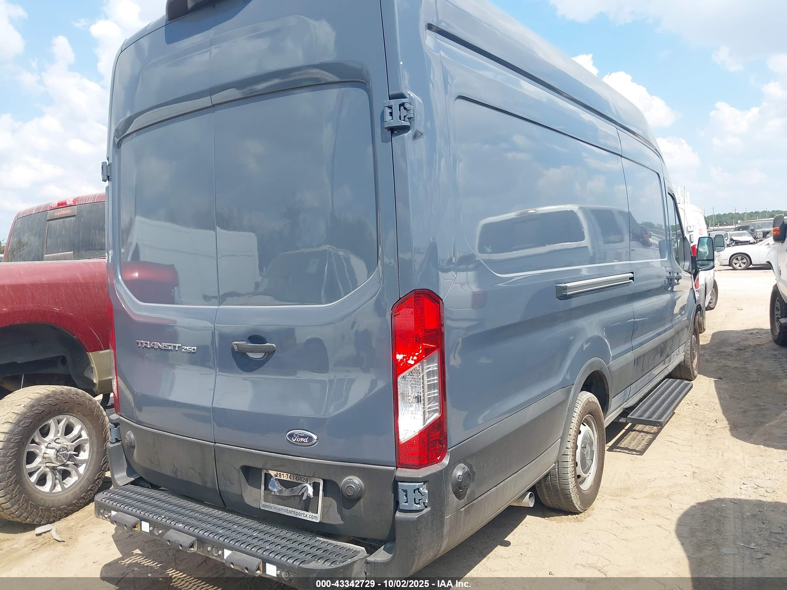 FORD TRANSIT-250 image 4