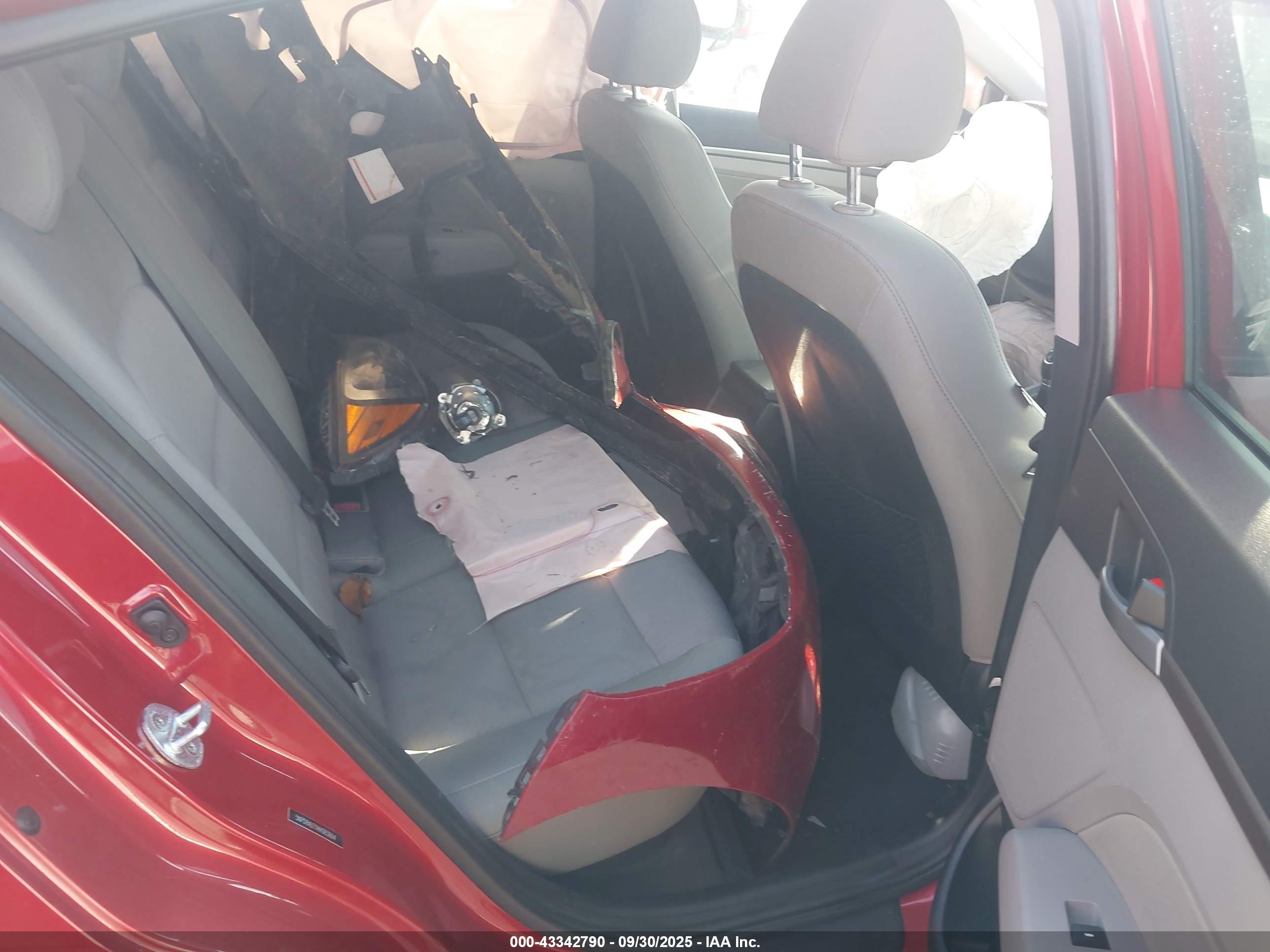 HYUNDAI ELANTRA image 8
