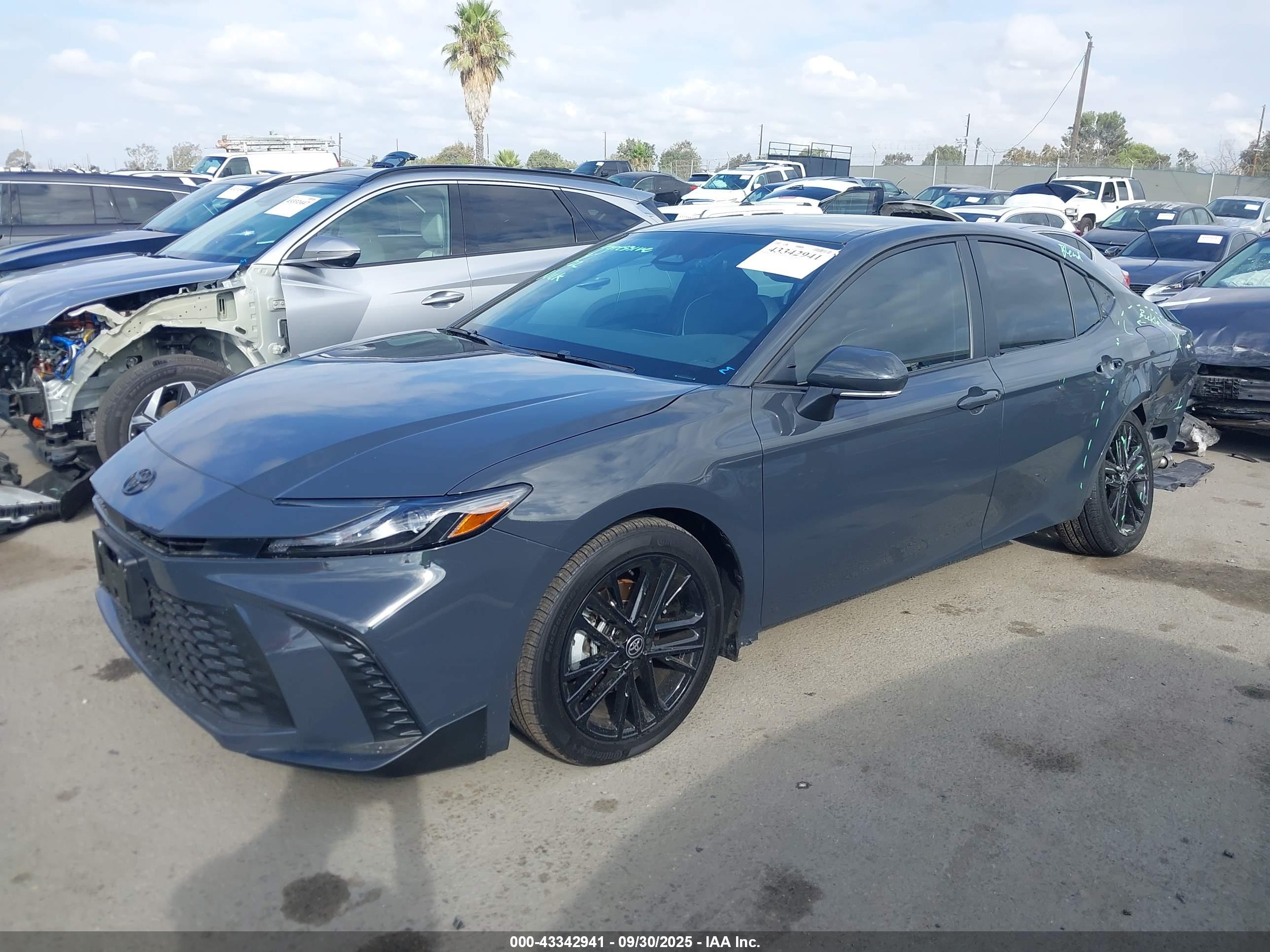 TOYOTA CAMRY image 2