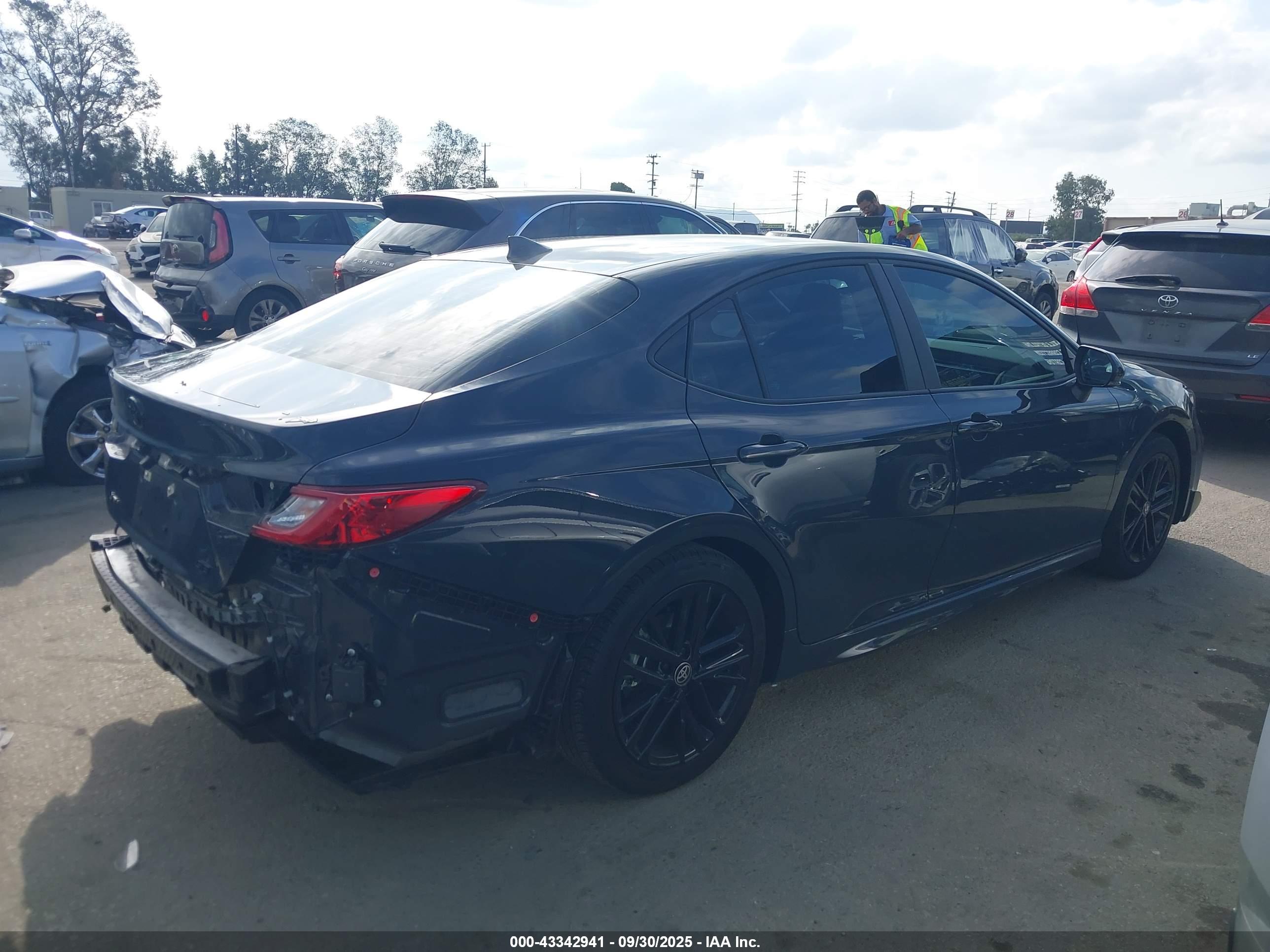 TOYOTA CAMRY image 4