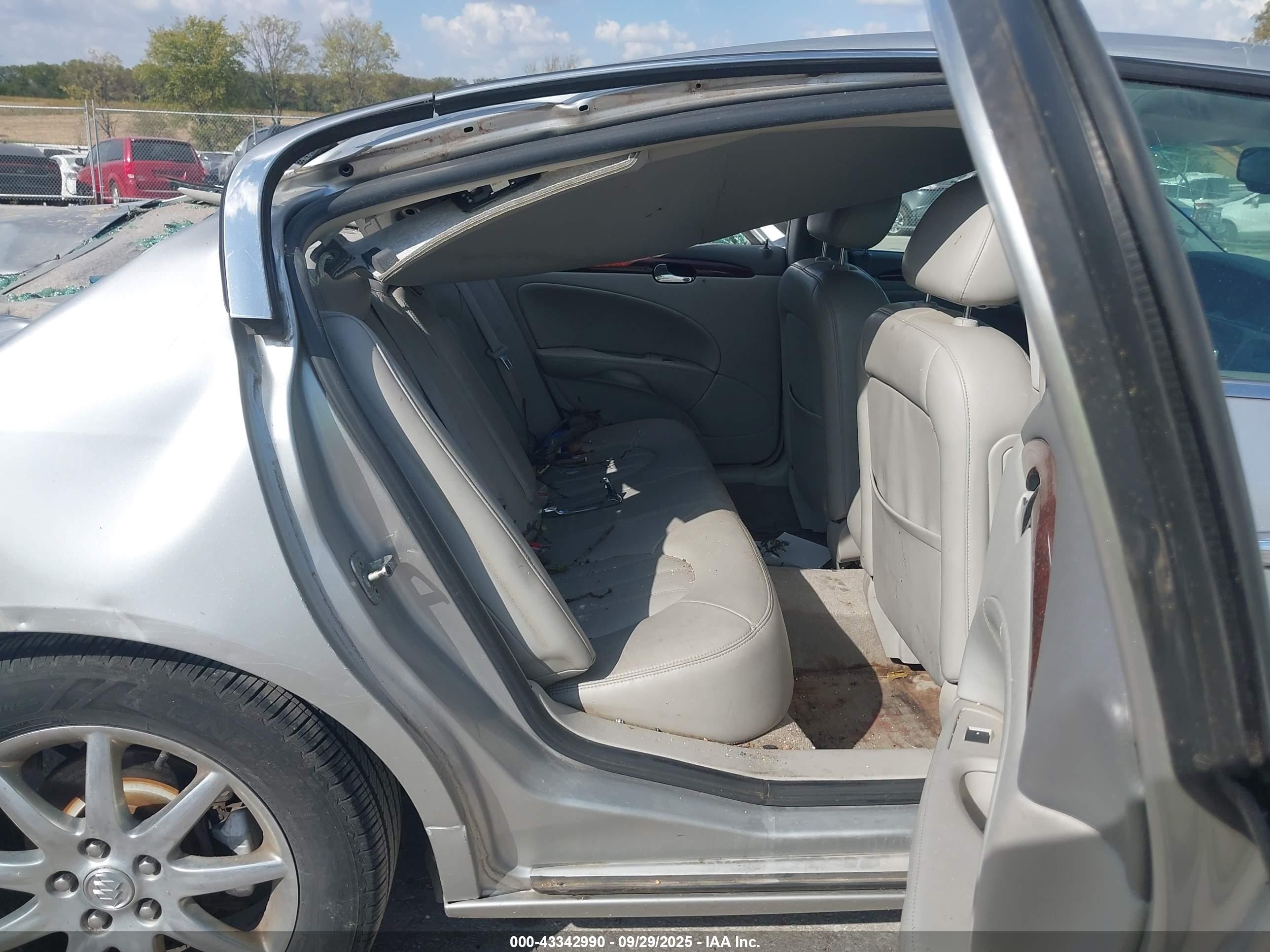 BUICK LUCERNE image 8