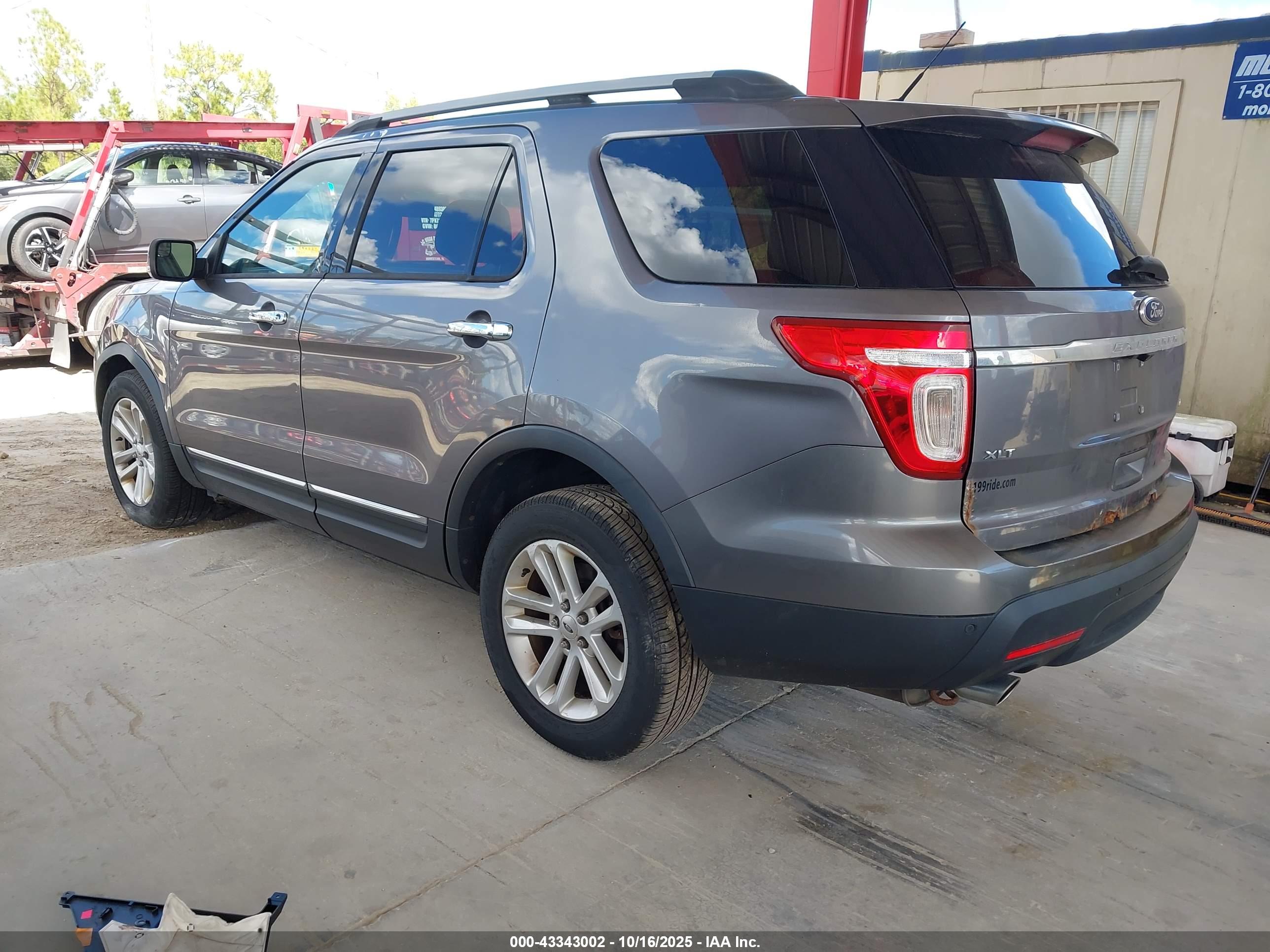 FORD EXPLORER image 3