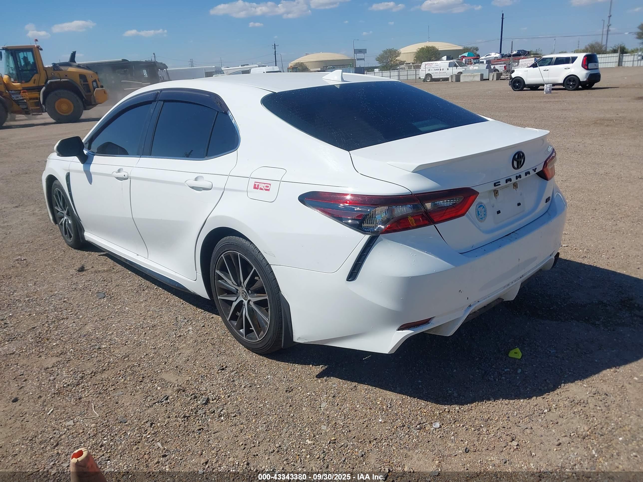 TOYOTA CAMRY image 3