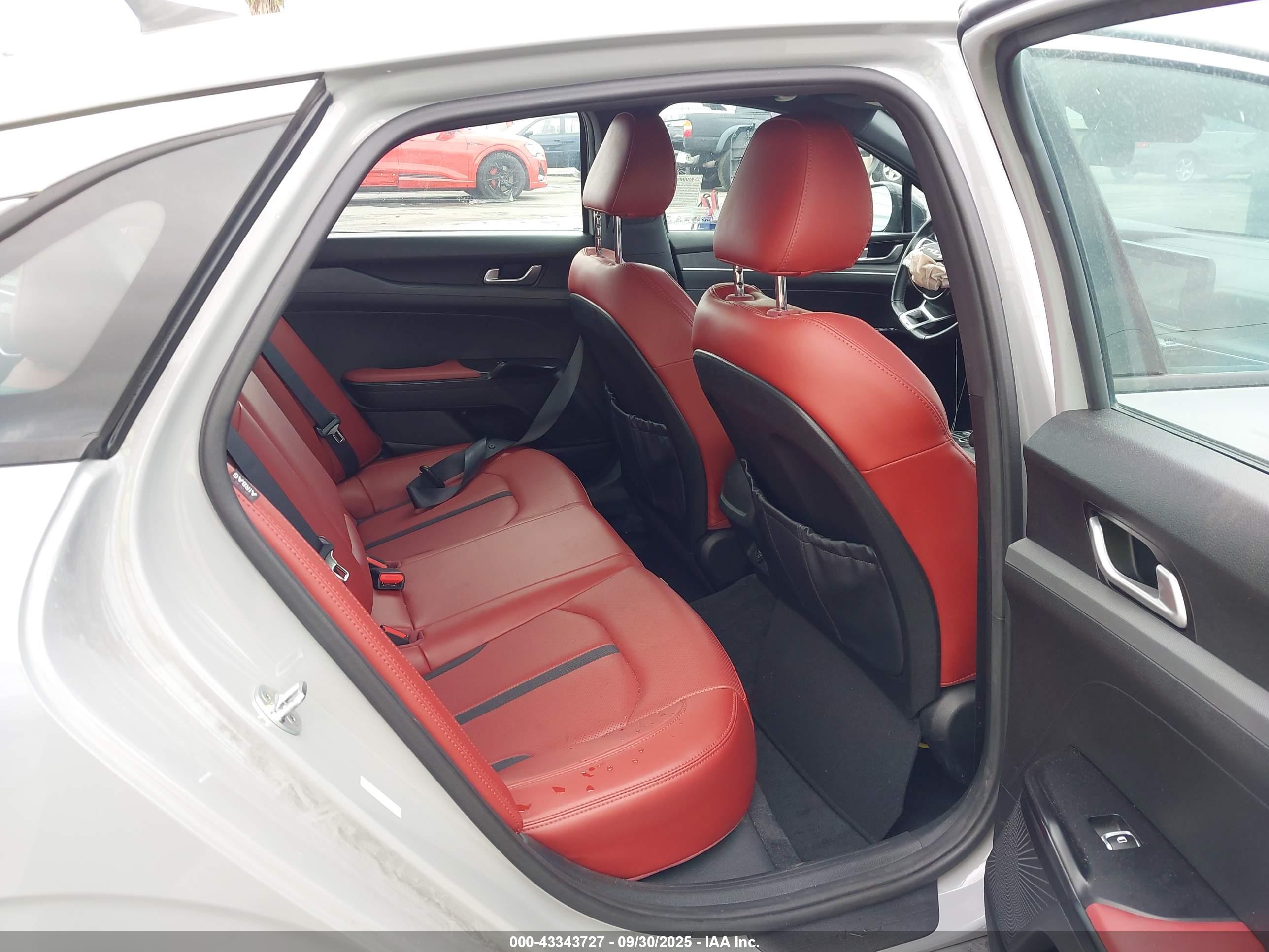 KIA K5 image 8