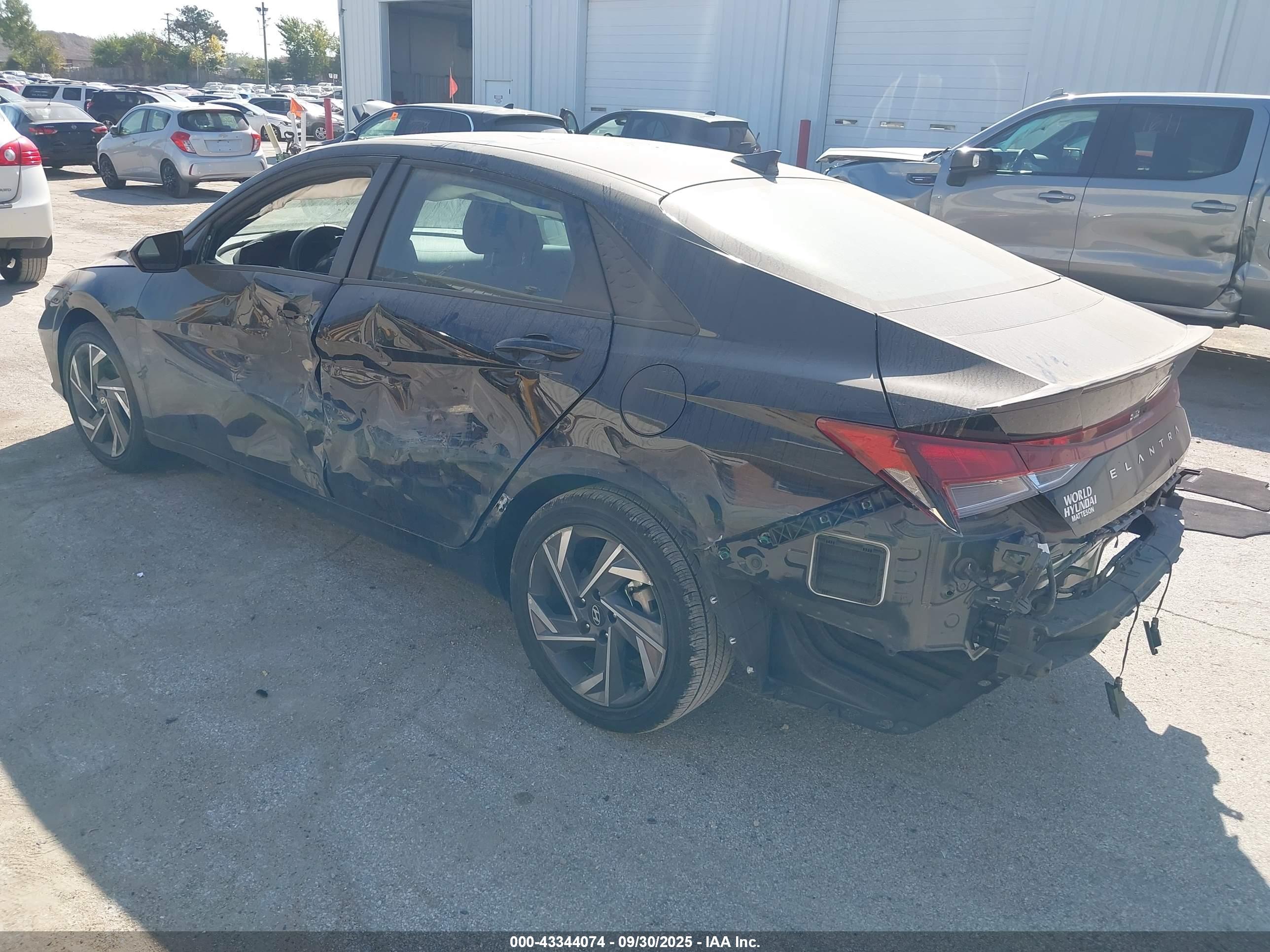 HYUNDAI ELANTRA image 3