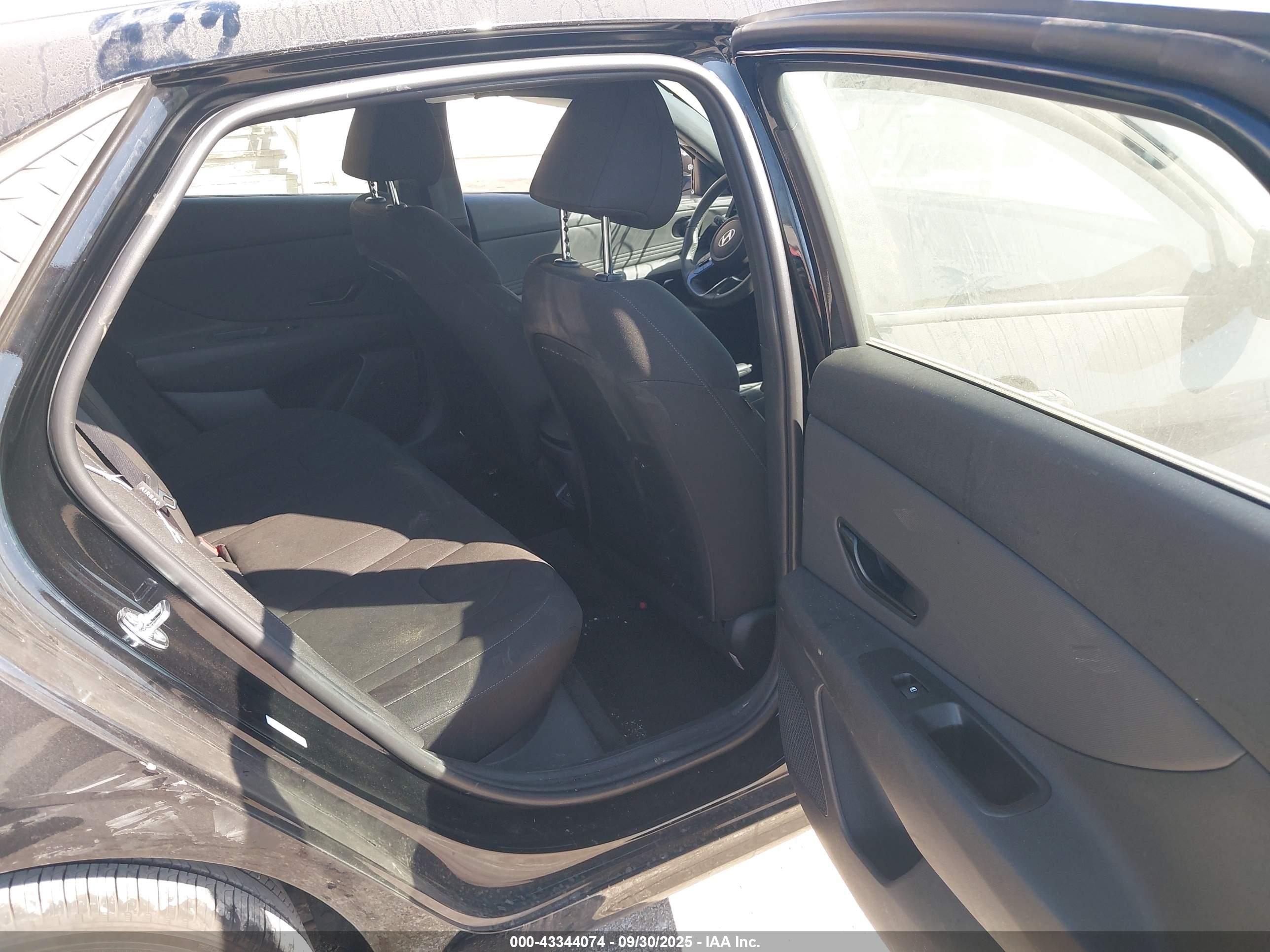 HYUNDAI ELANTRA image 8
