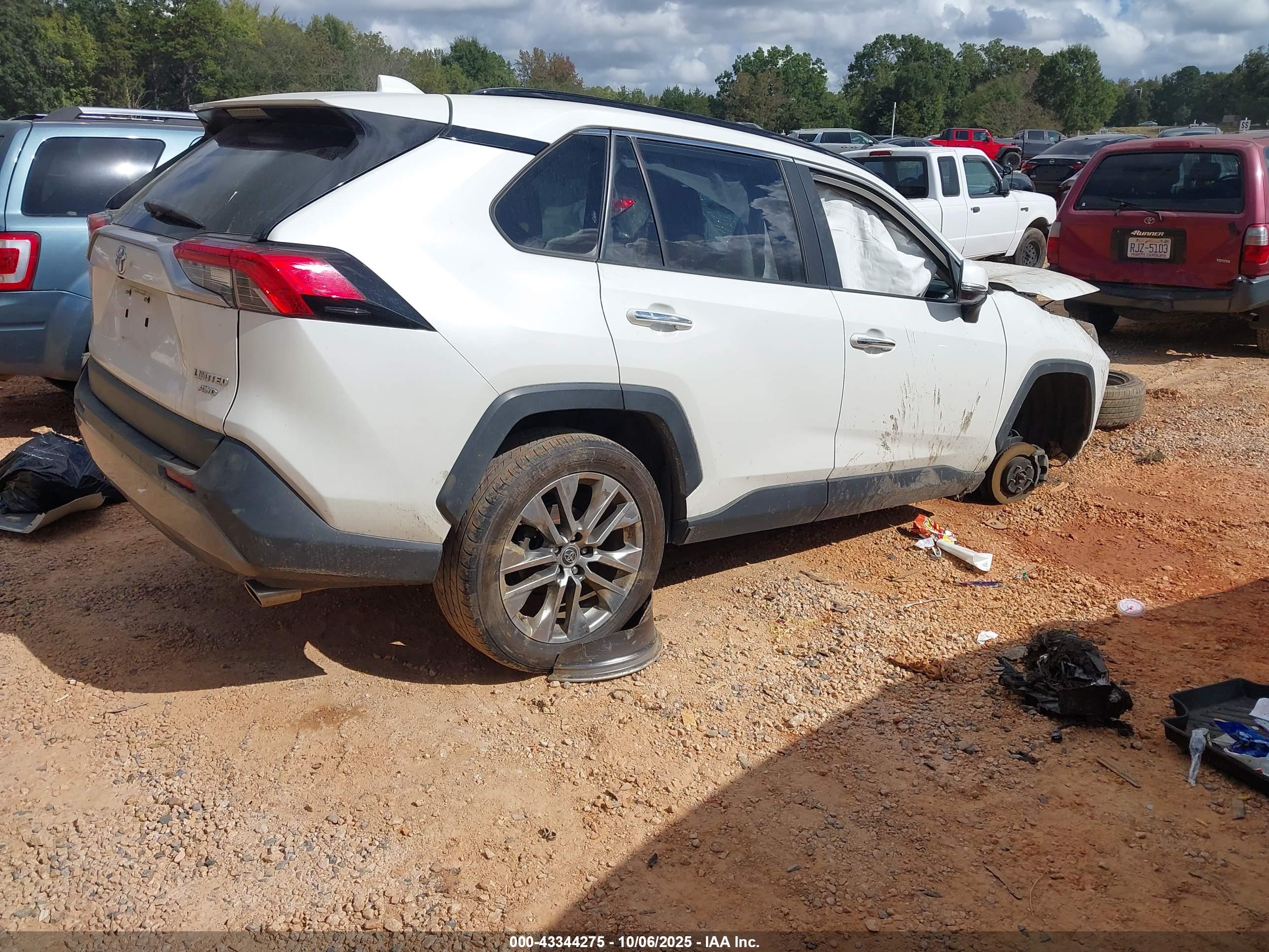 TOYOTA RAV4 image 4
