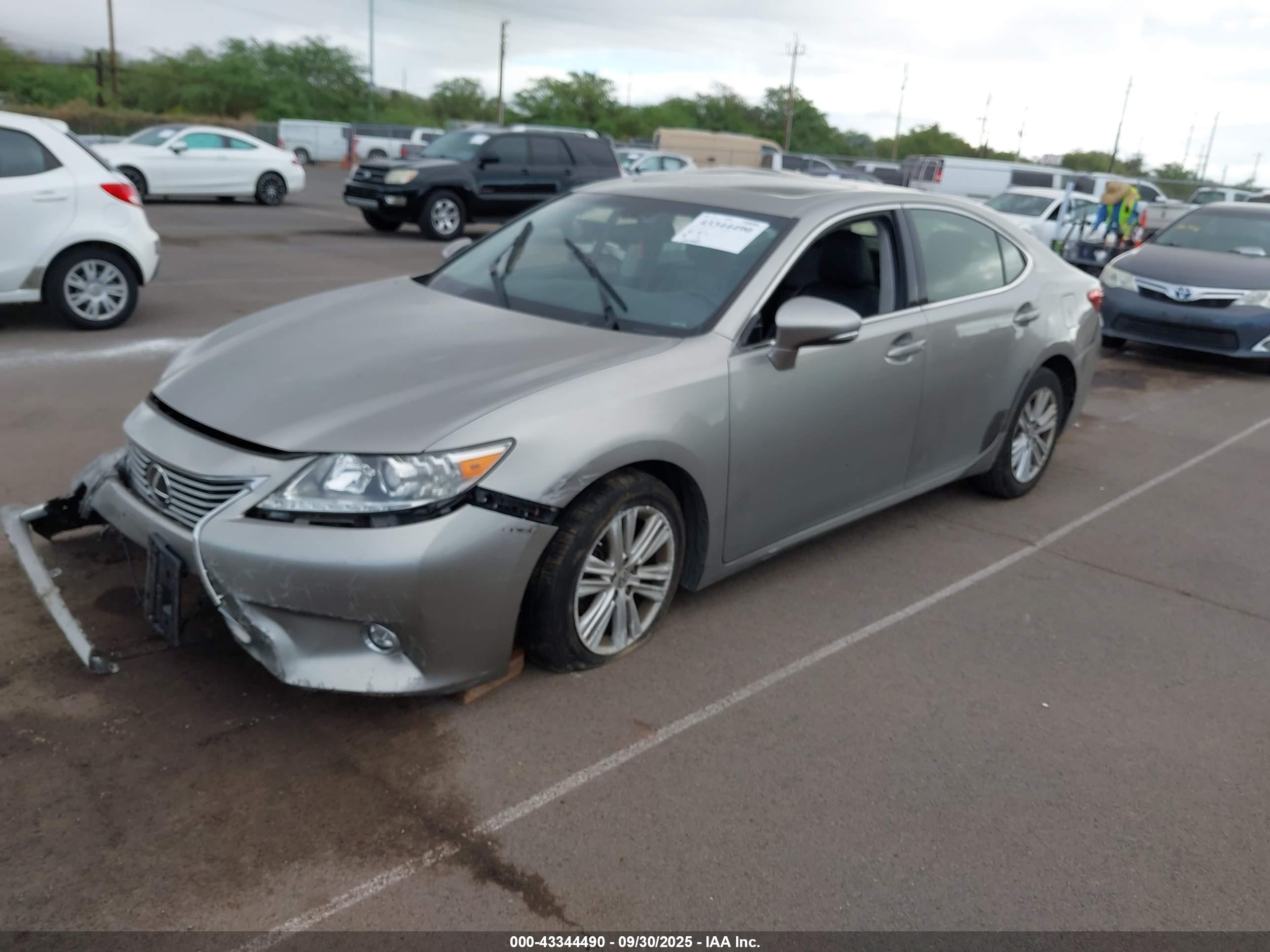 LEXUS ES image 2