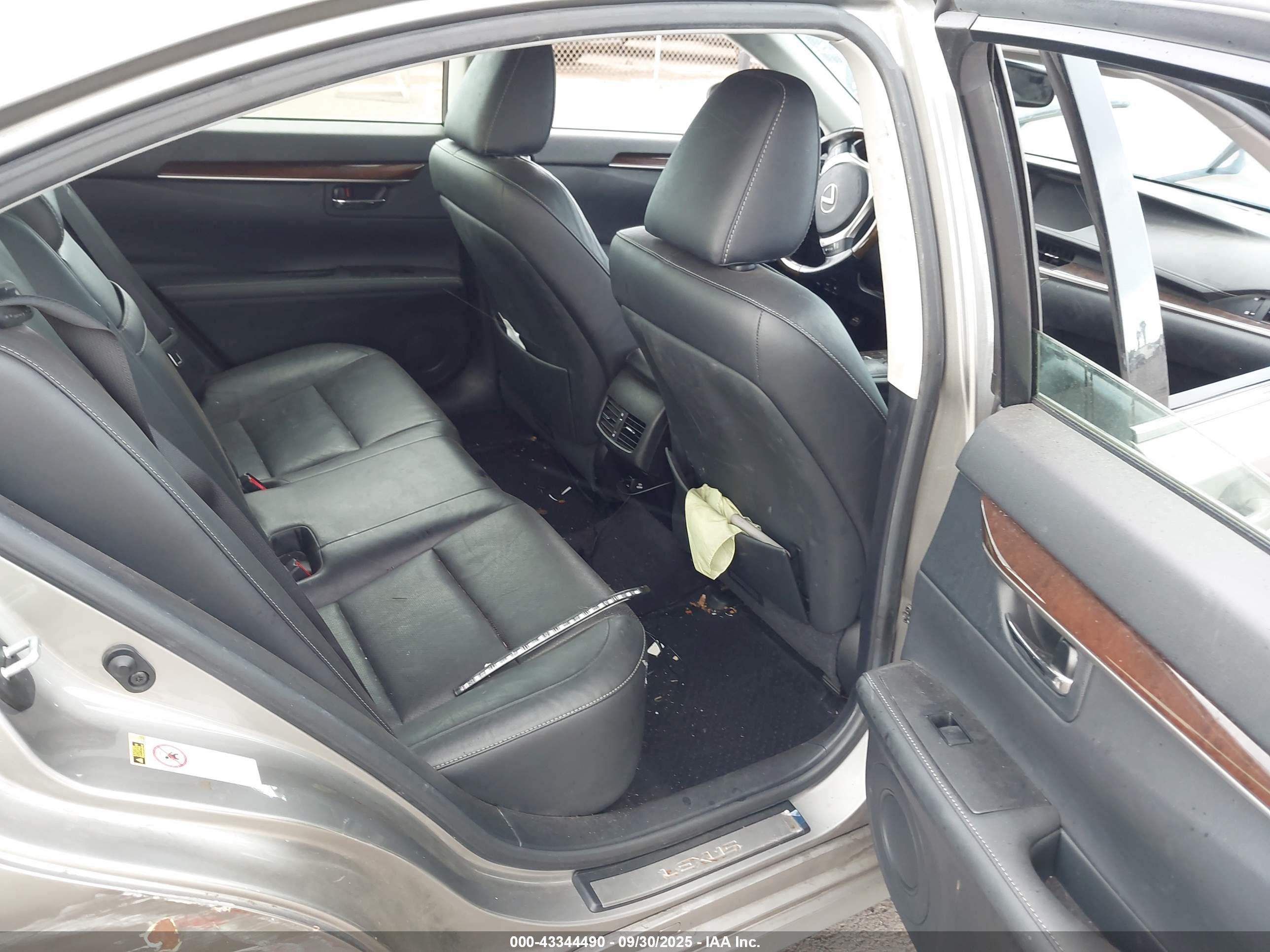 LEXUS ES image 8