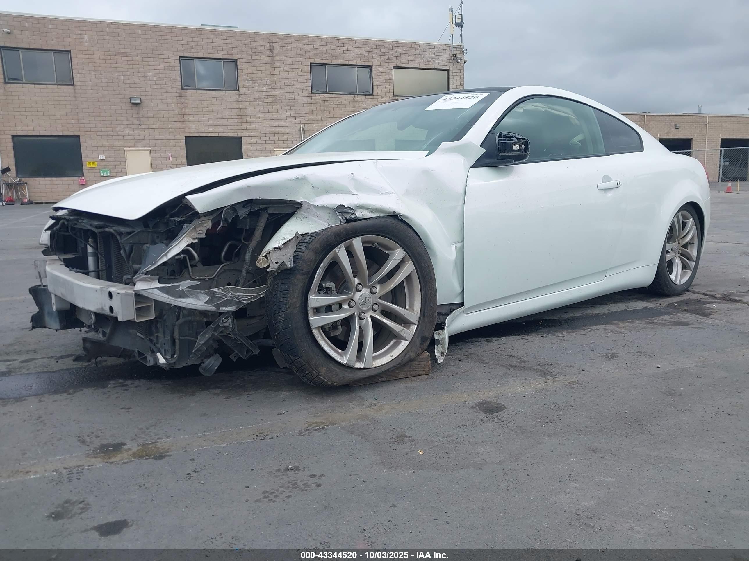 INFINITI G37 image 2