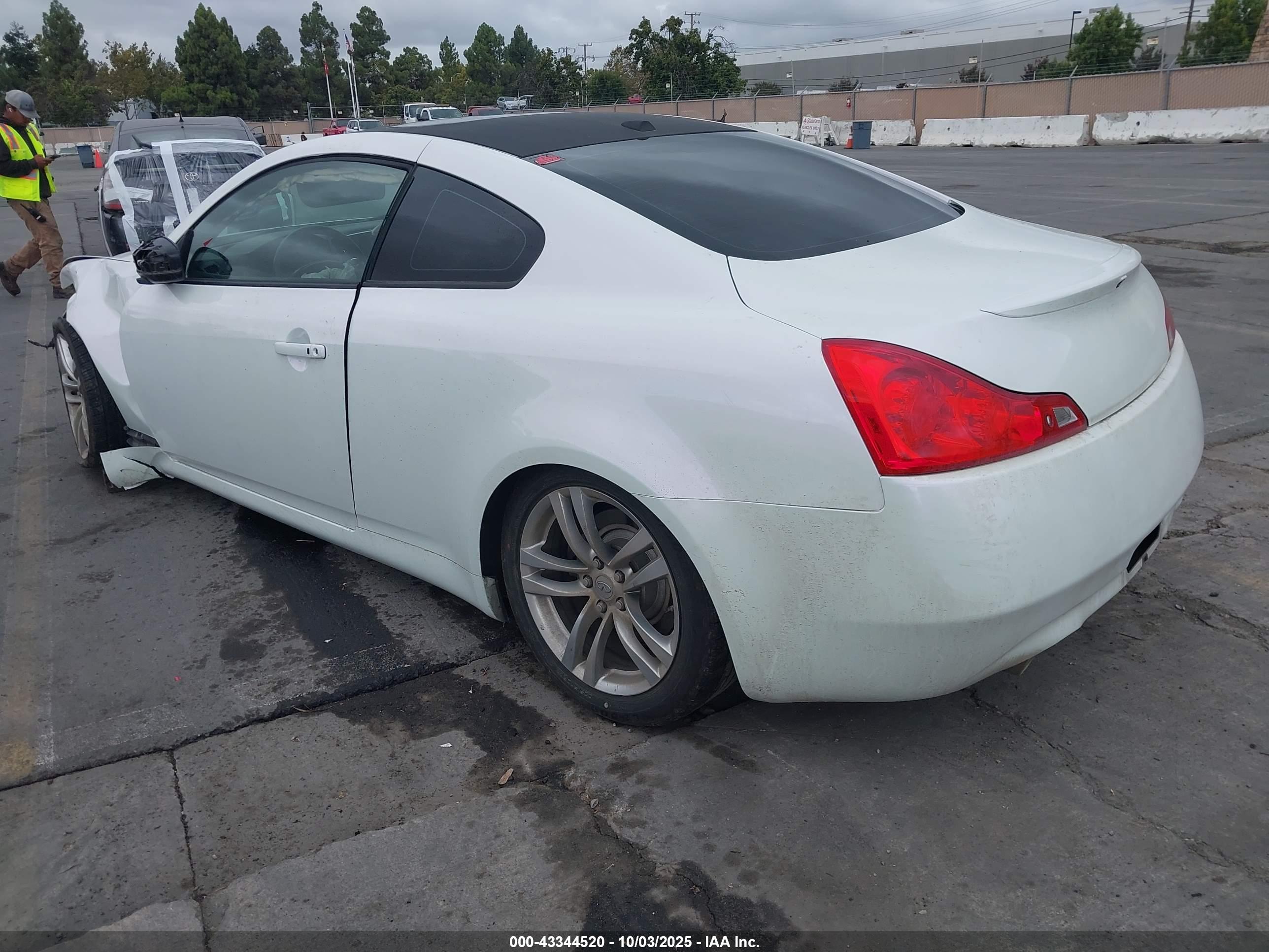 INFINITI G37 image 3
