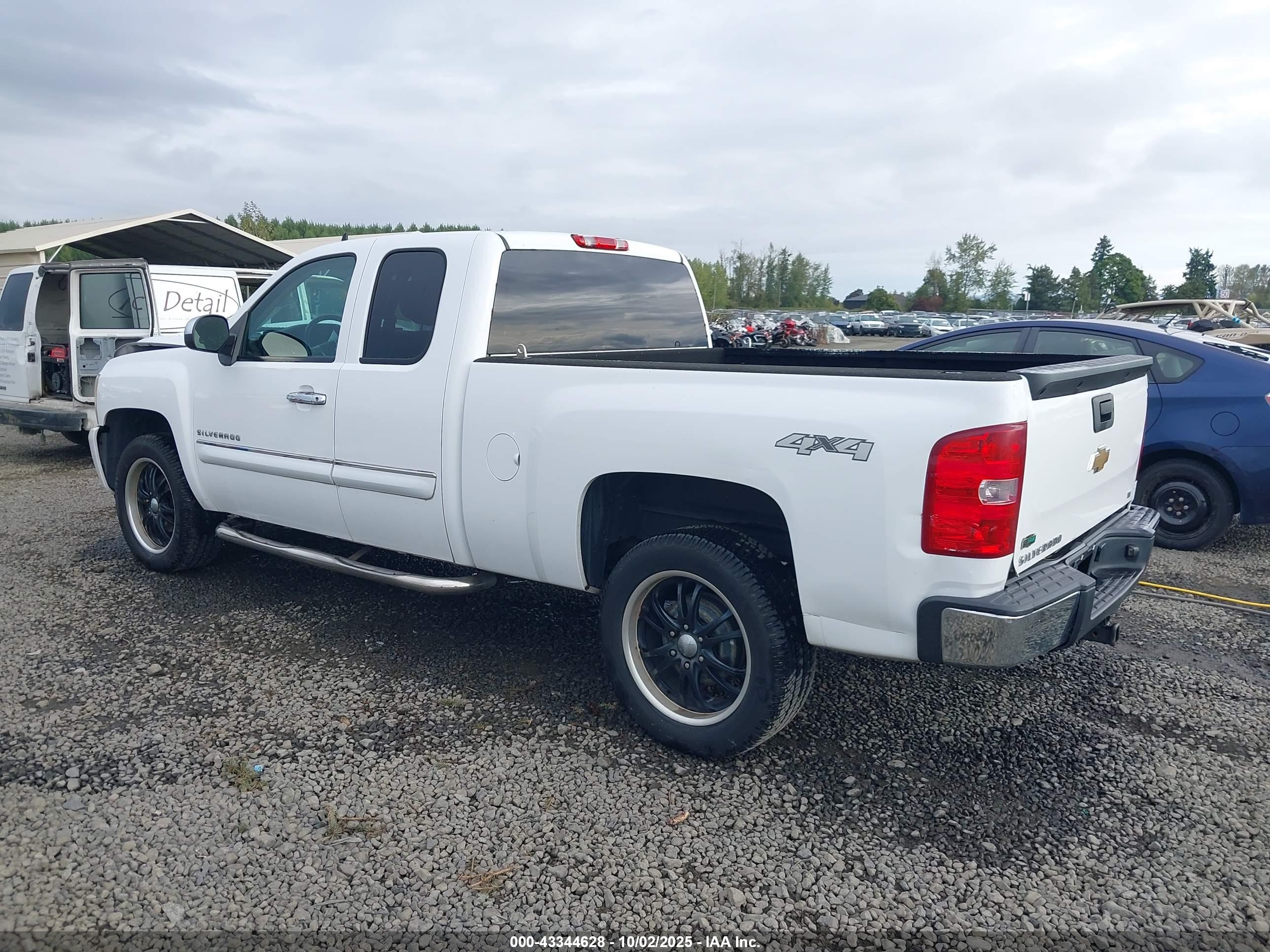 CHEVROLET SILVERADO image 3