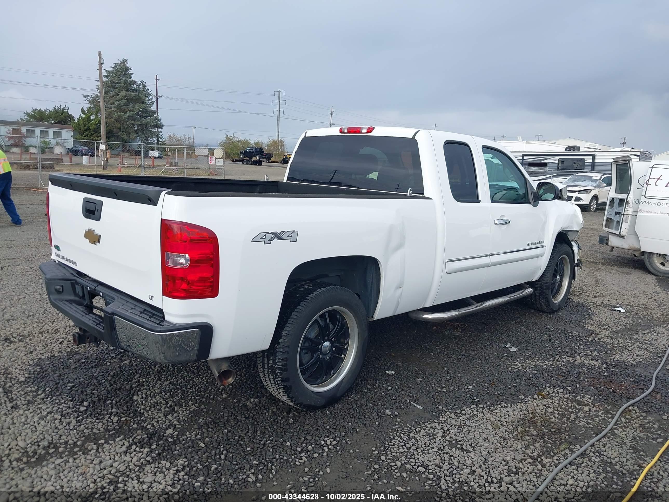 CHEVROLET SILVERADO image 4