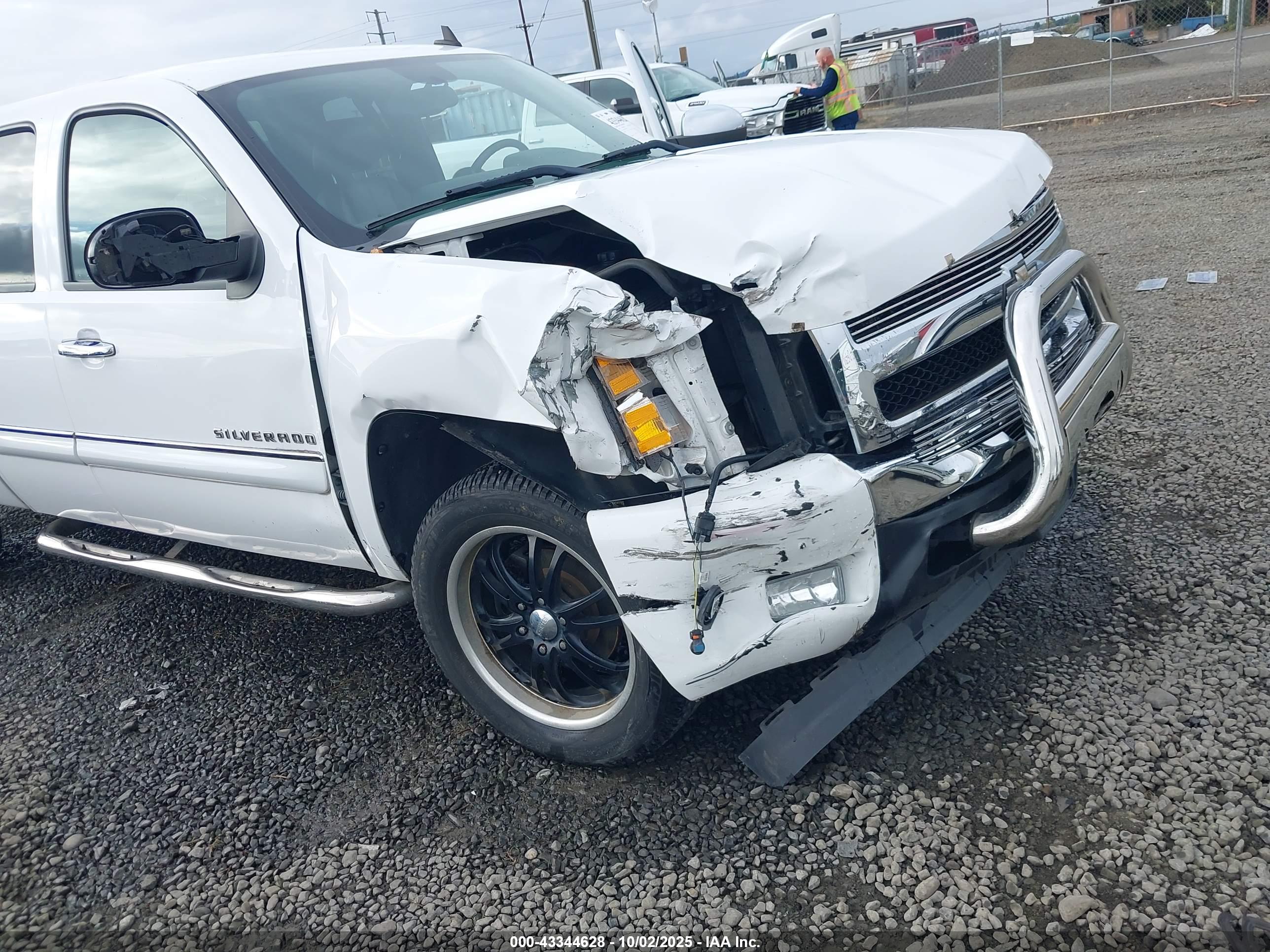 CHEVROLET SILVERADO image 6