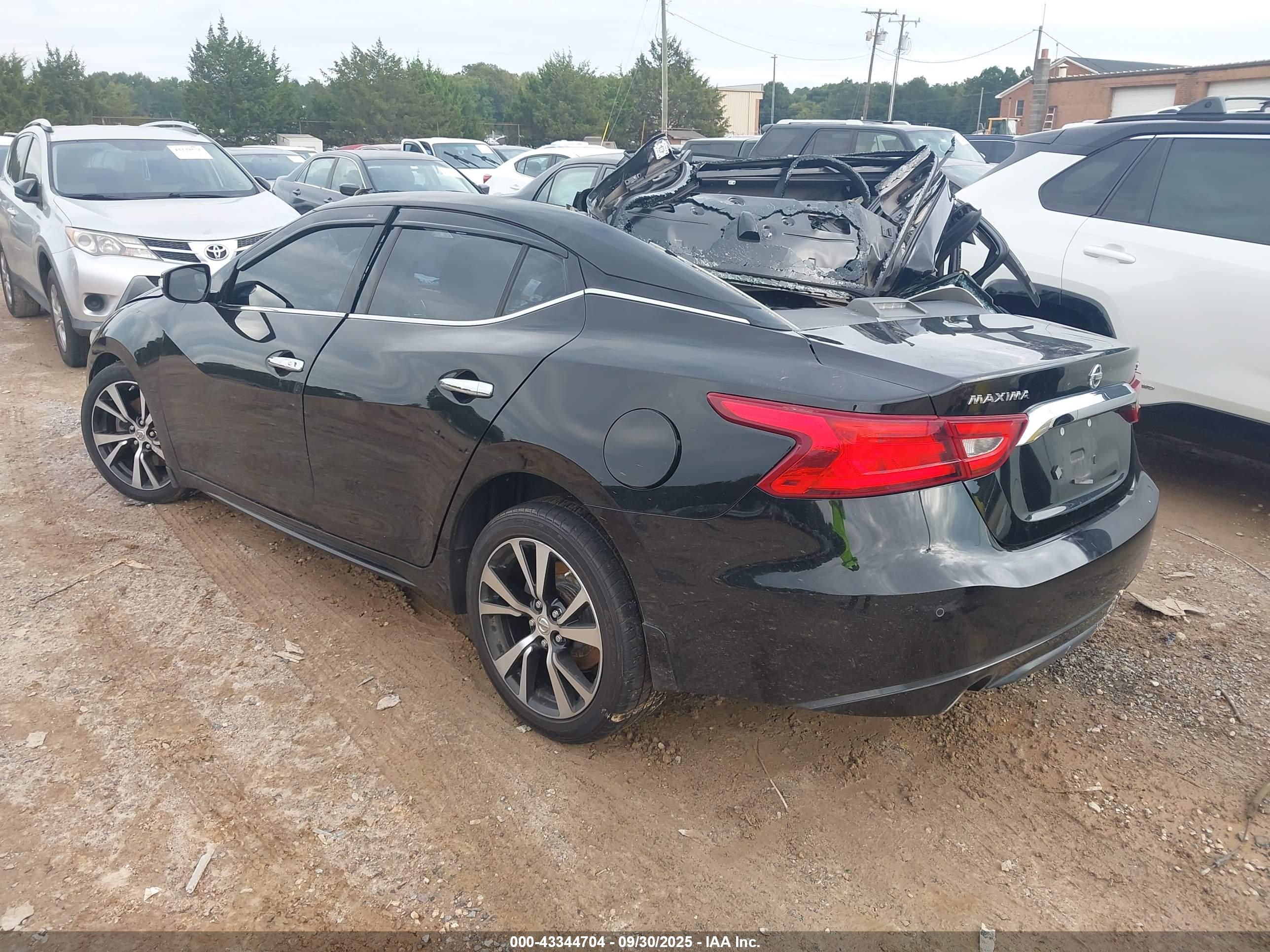 NISSAN MAXIMA image 3