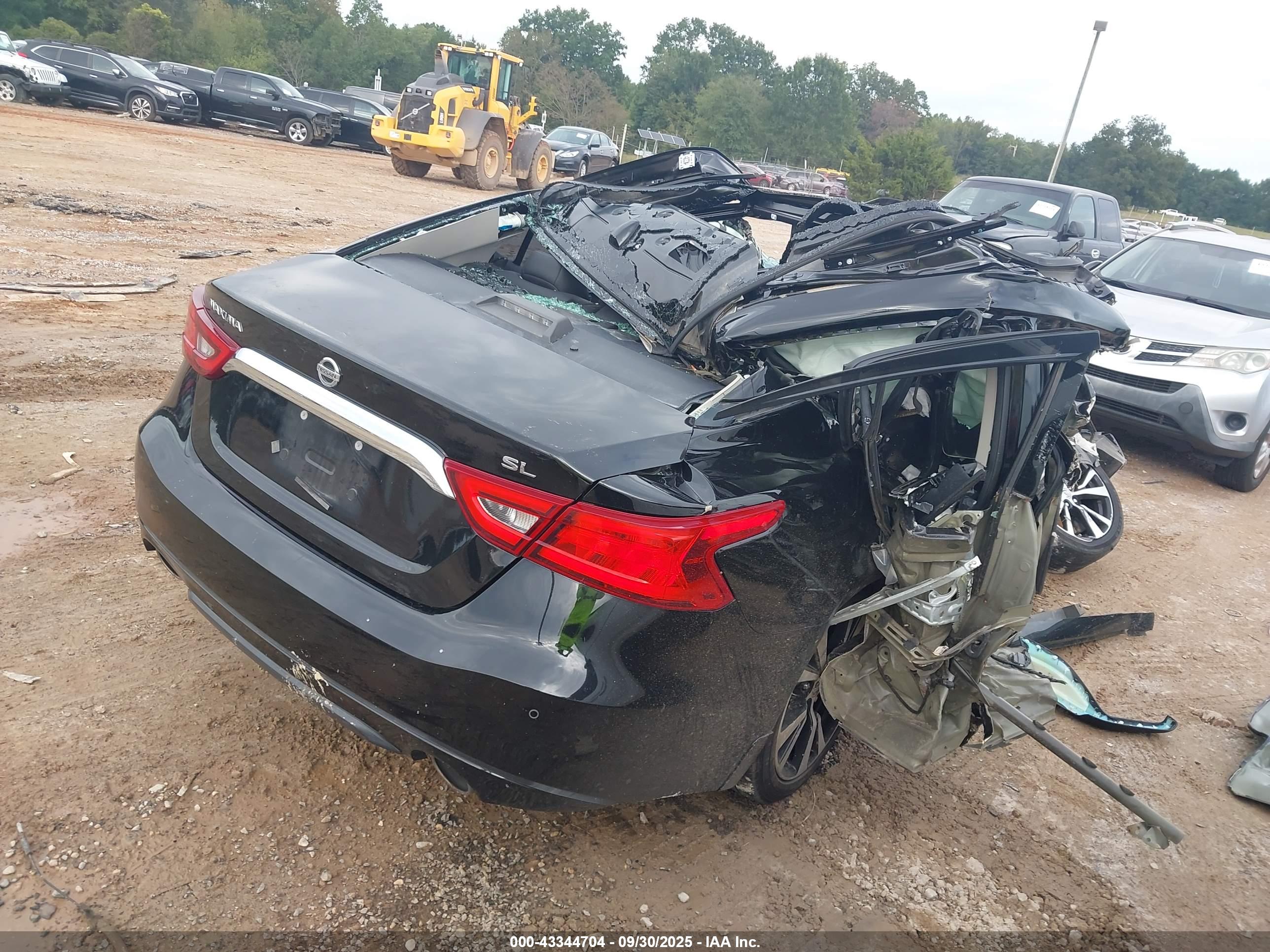 NISSAN MAXIMA image 4
