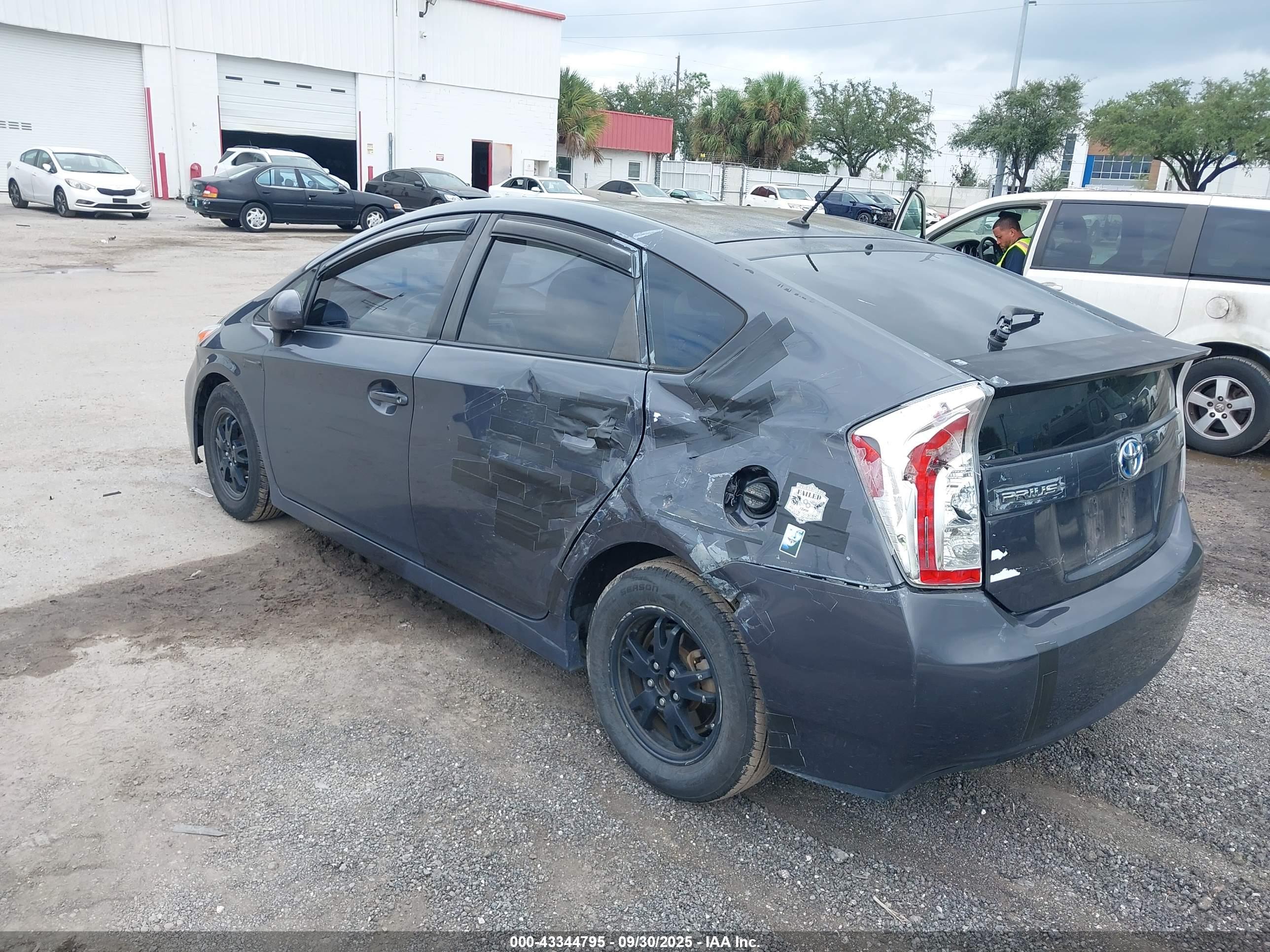 TOYOTA PRIUS image 3