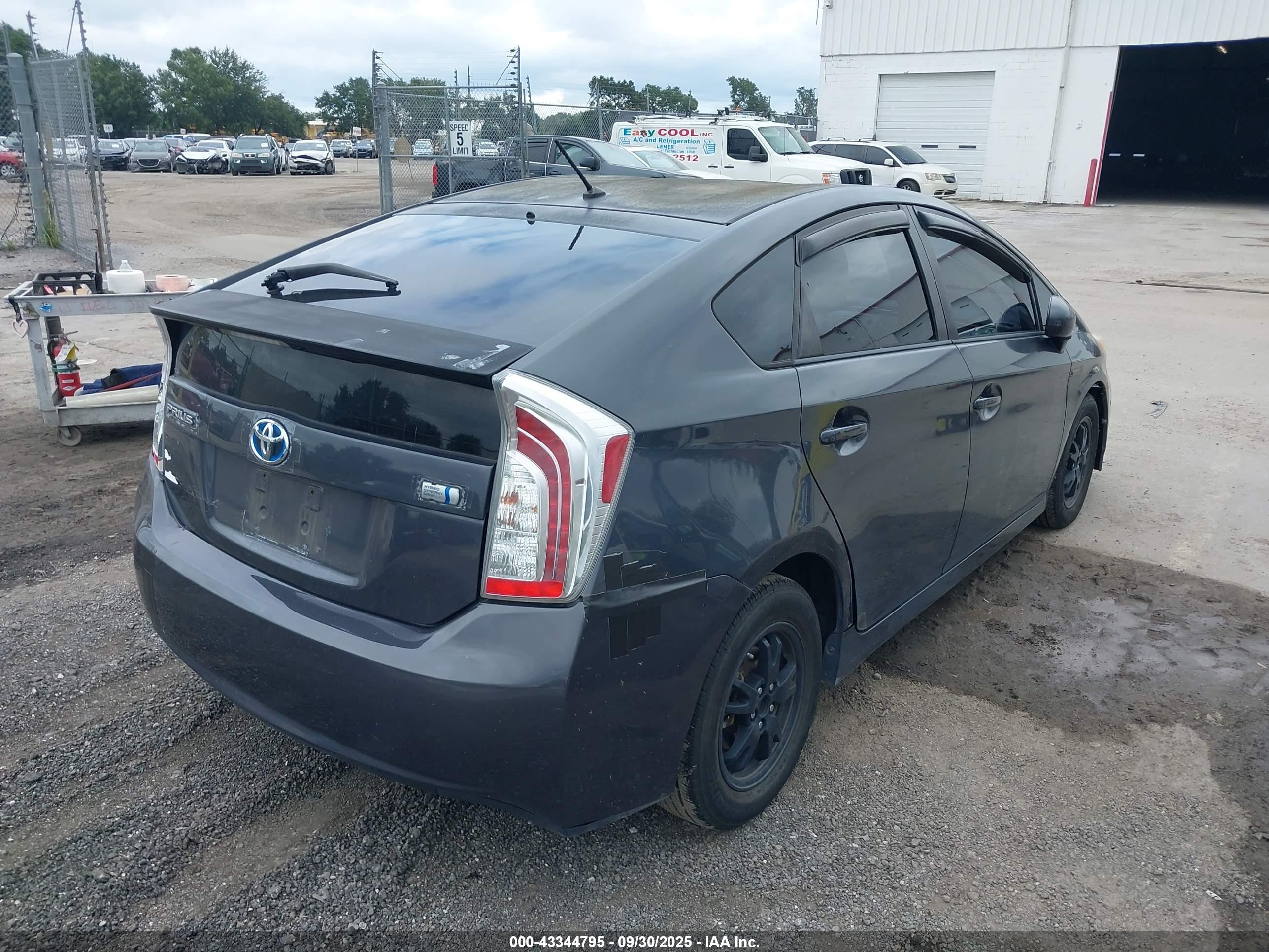 TOYOTA PRIUS image 4