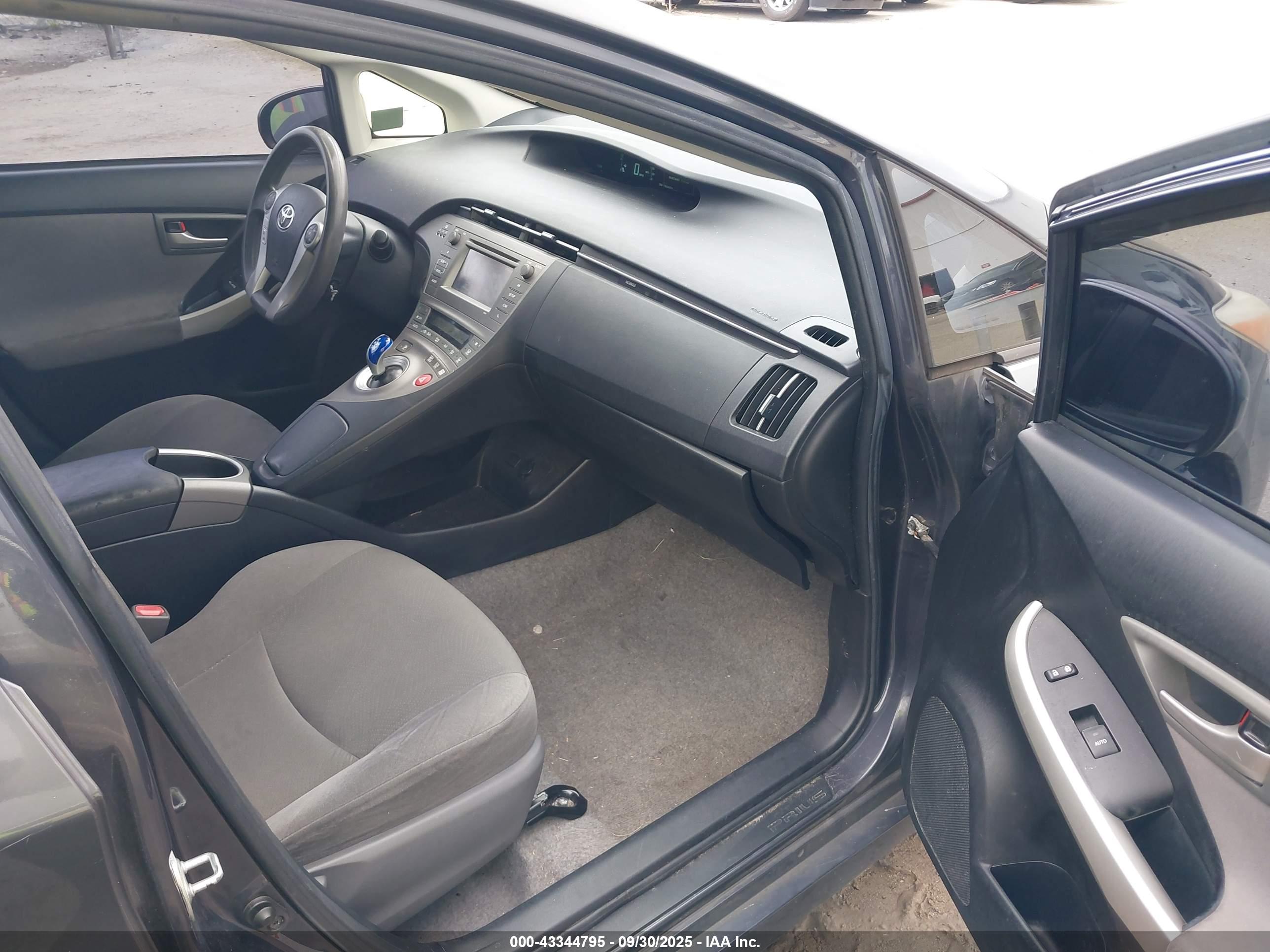TOYOTA PRIUS image 5