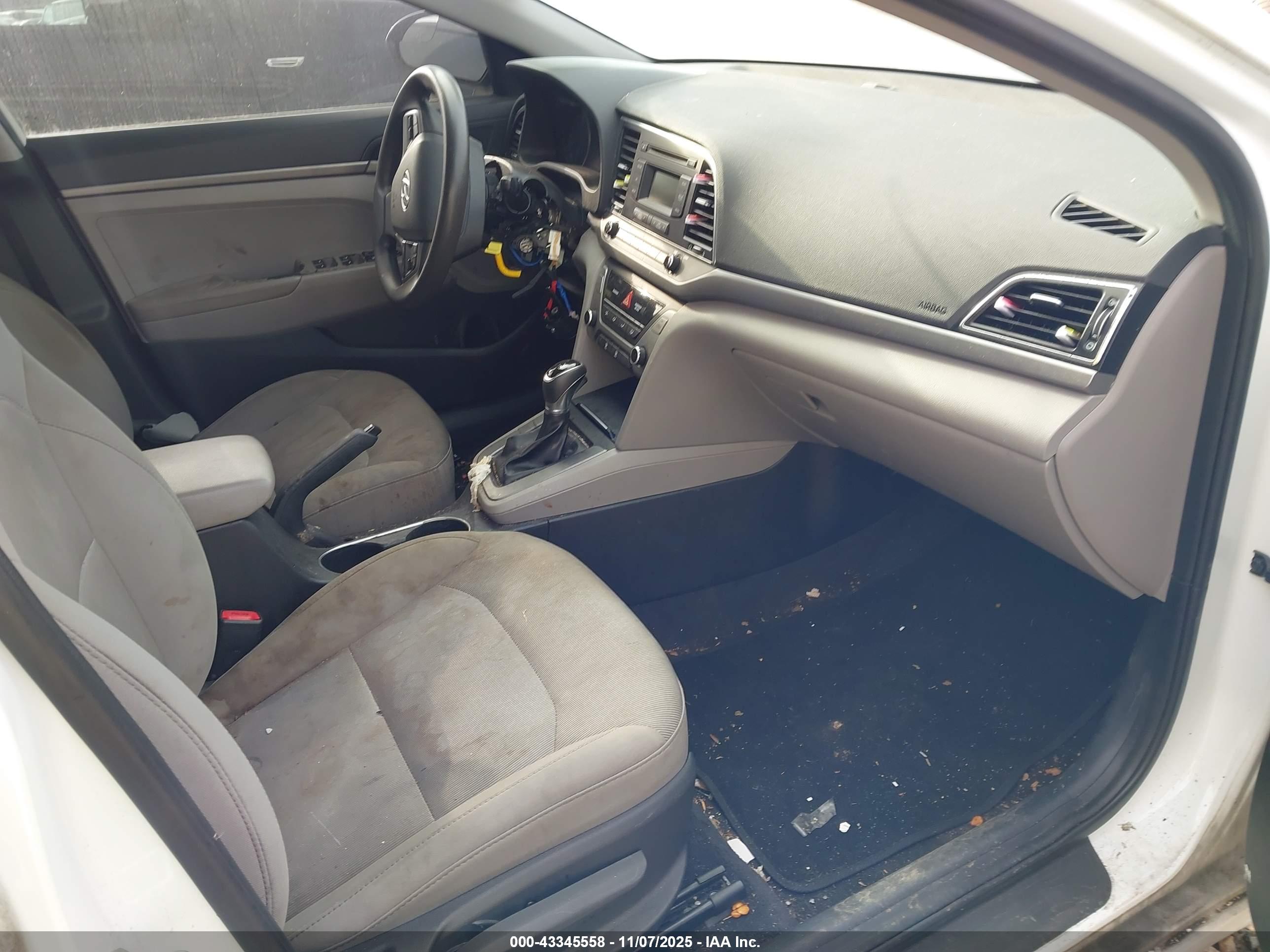 HYUNDAI ELANTRA image 5