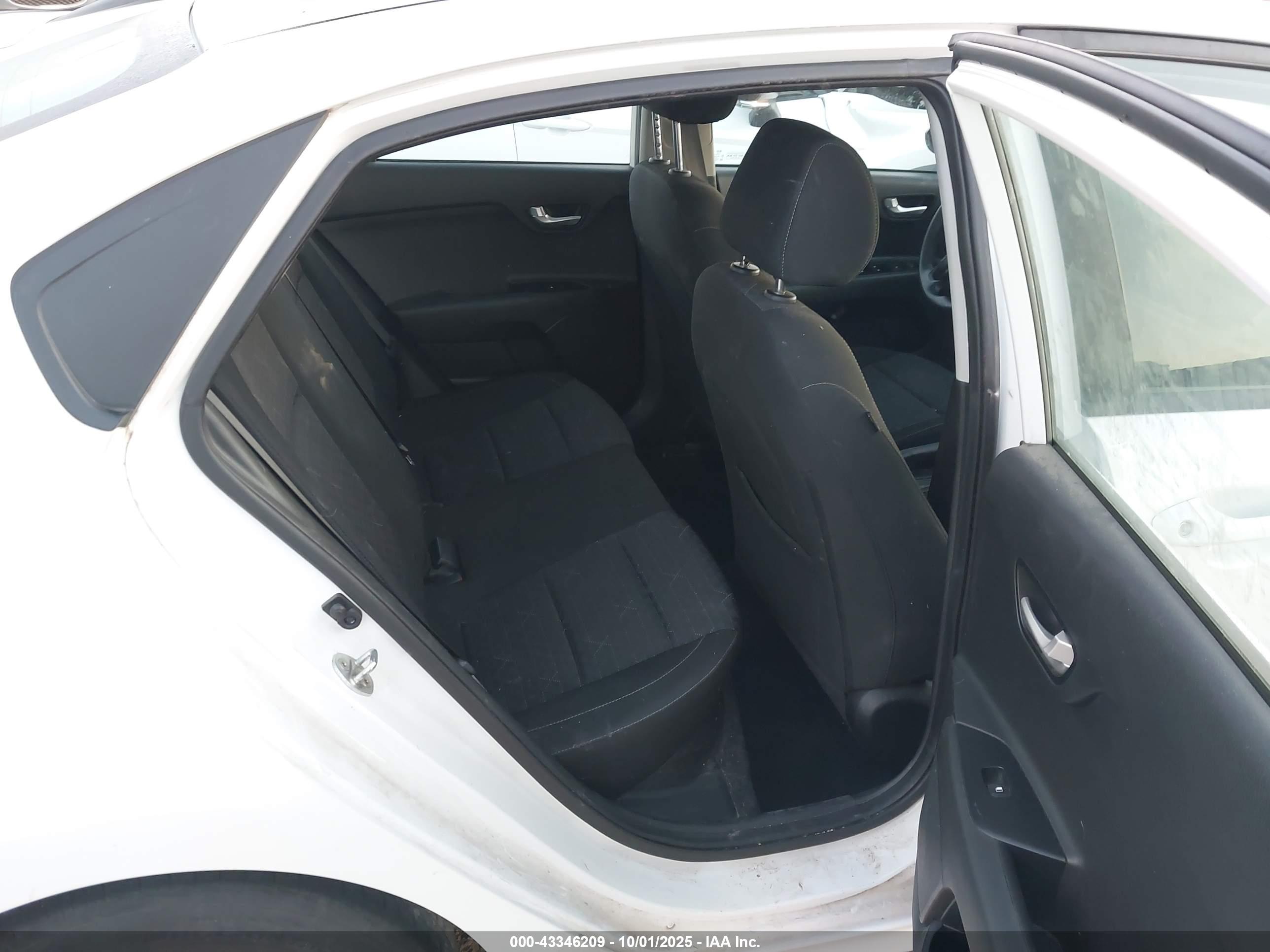 KIA RIO image 8