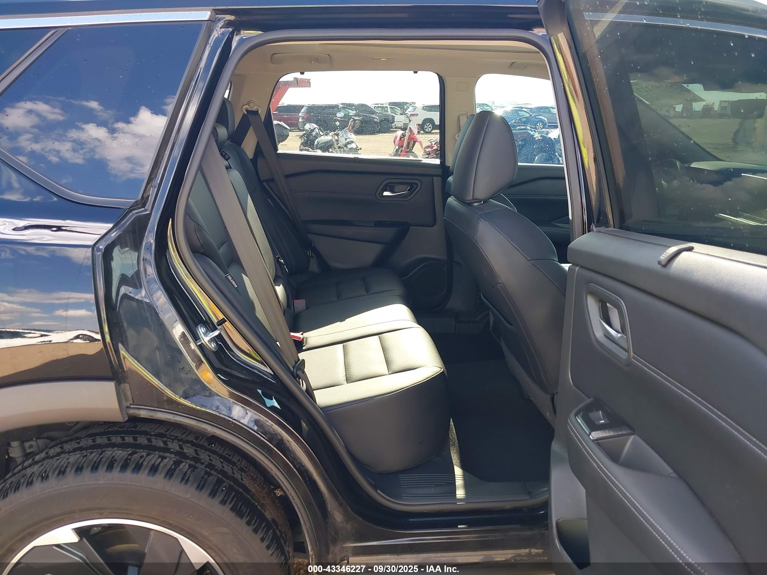 NISSAN ROGUE image 8