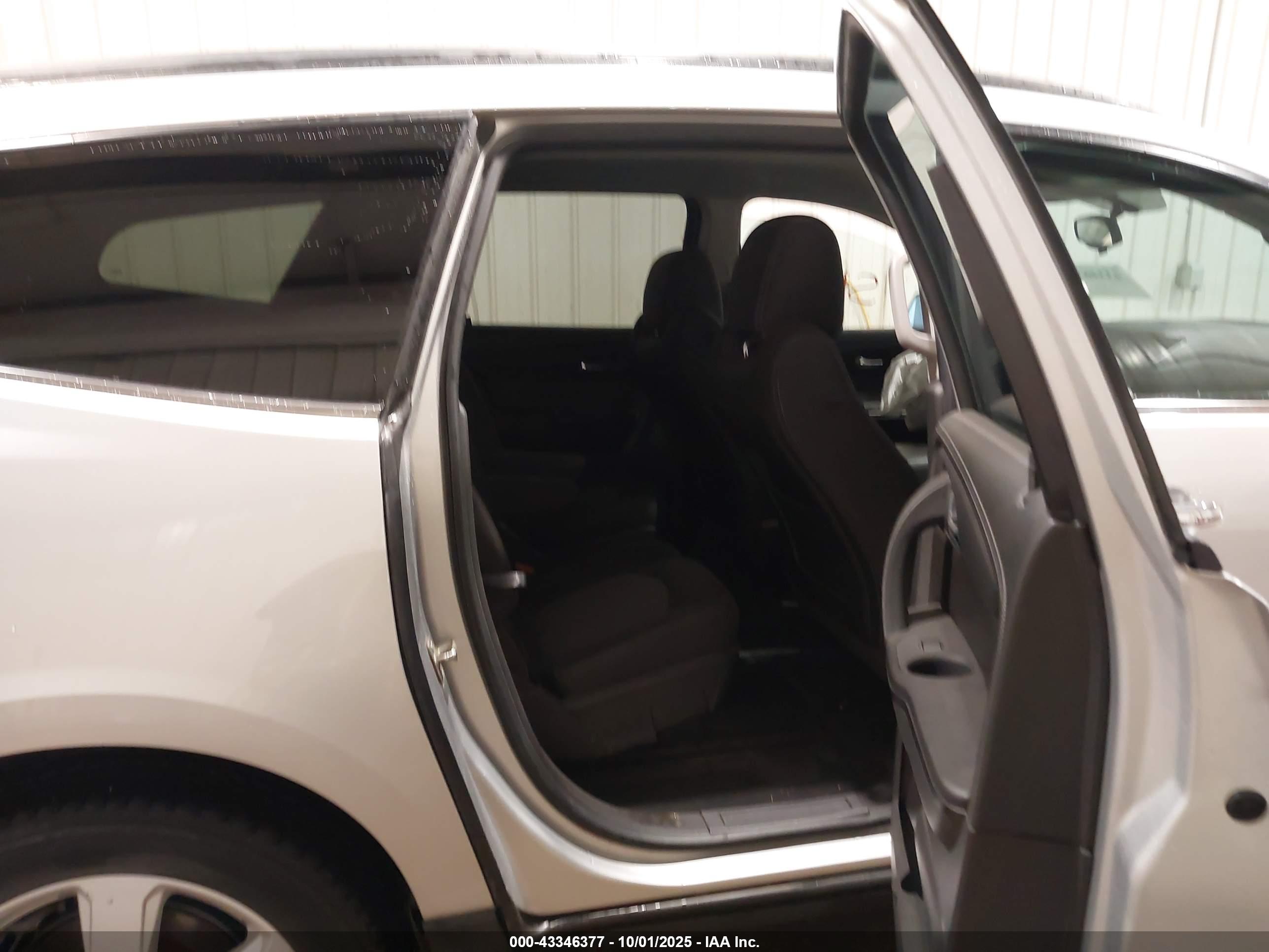 CHEVROLET TRAVERSE image 8