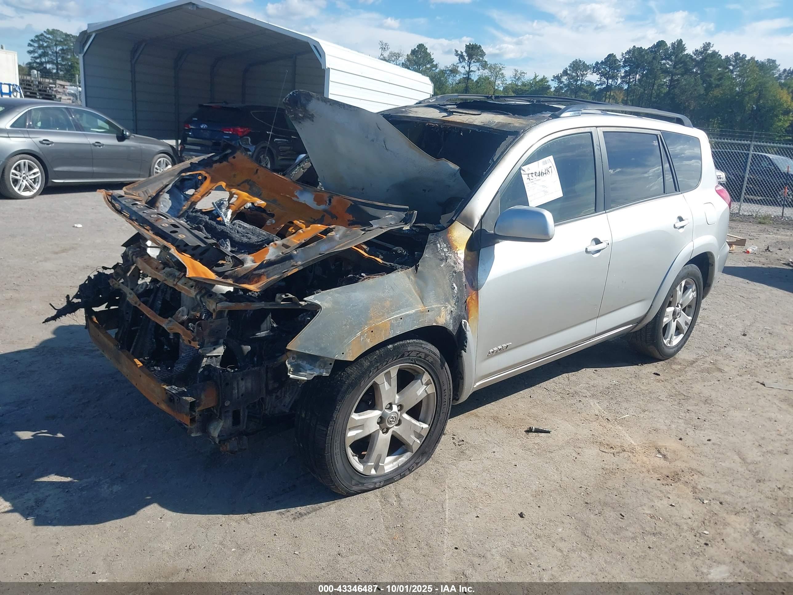 TOYOTA RAV4 image 2