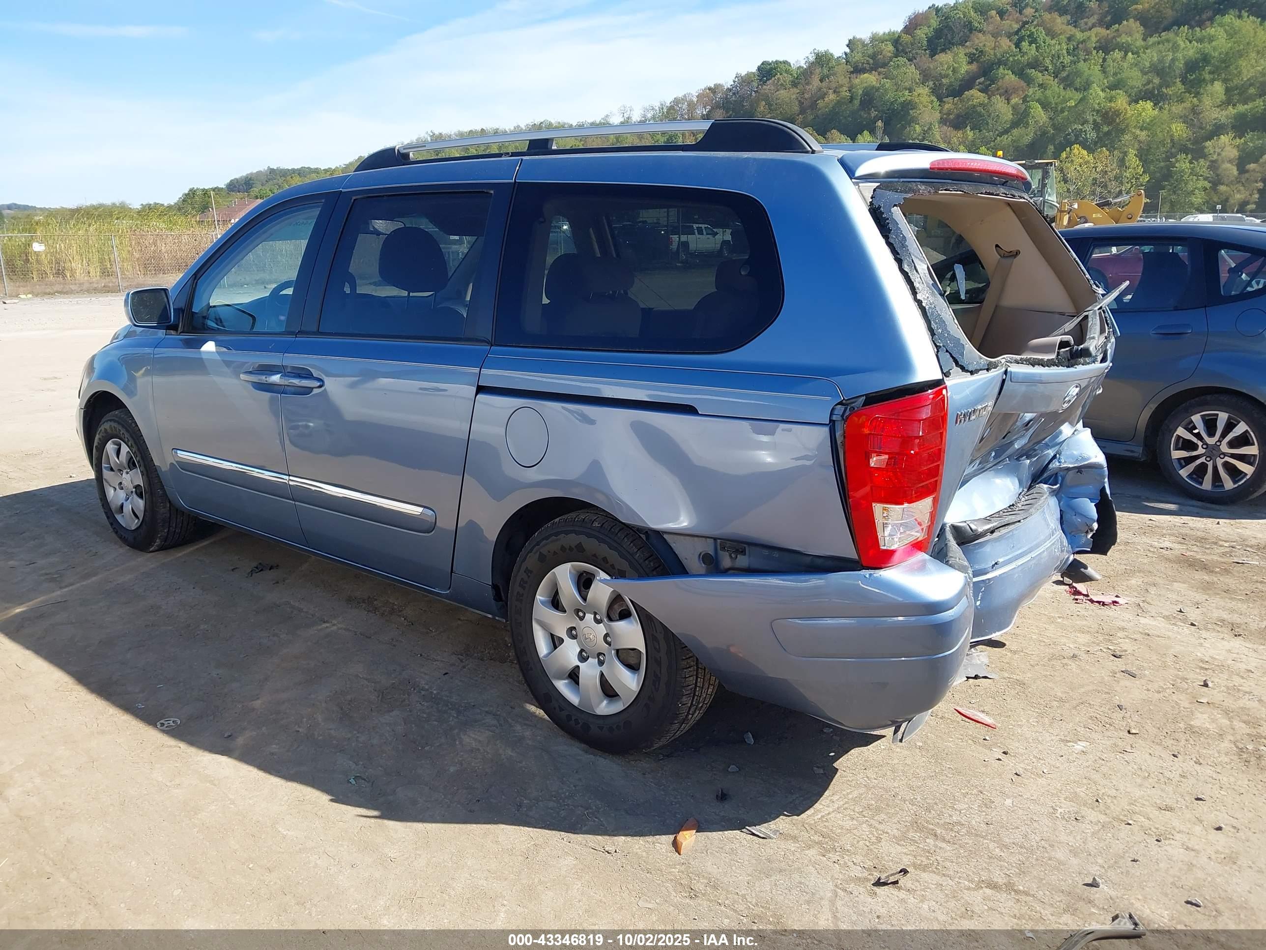 HYUNDAI ENTOURAGE image 3