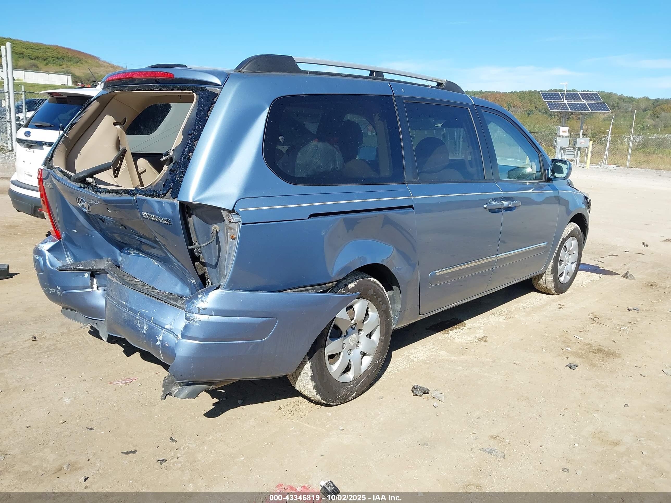 HYUNDAI ENTOURAGE image 4