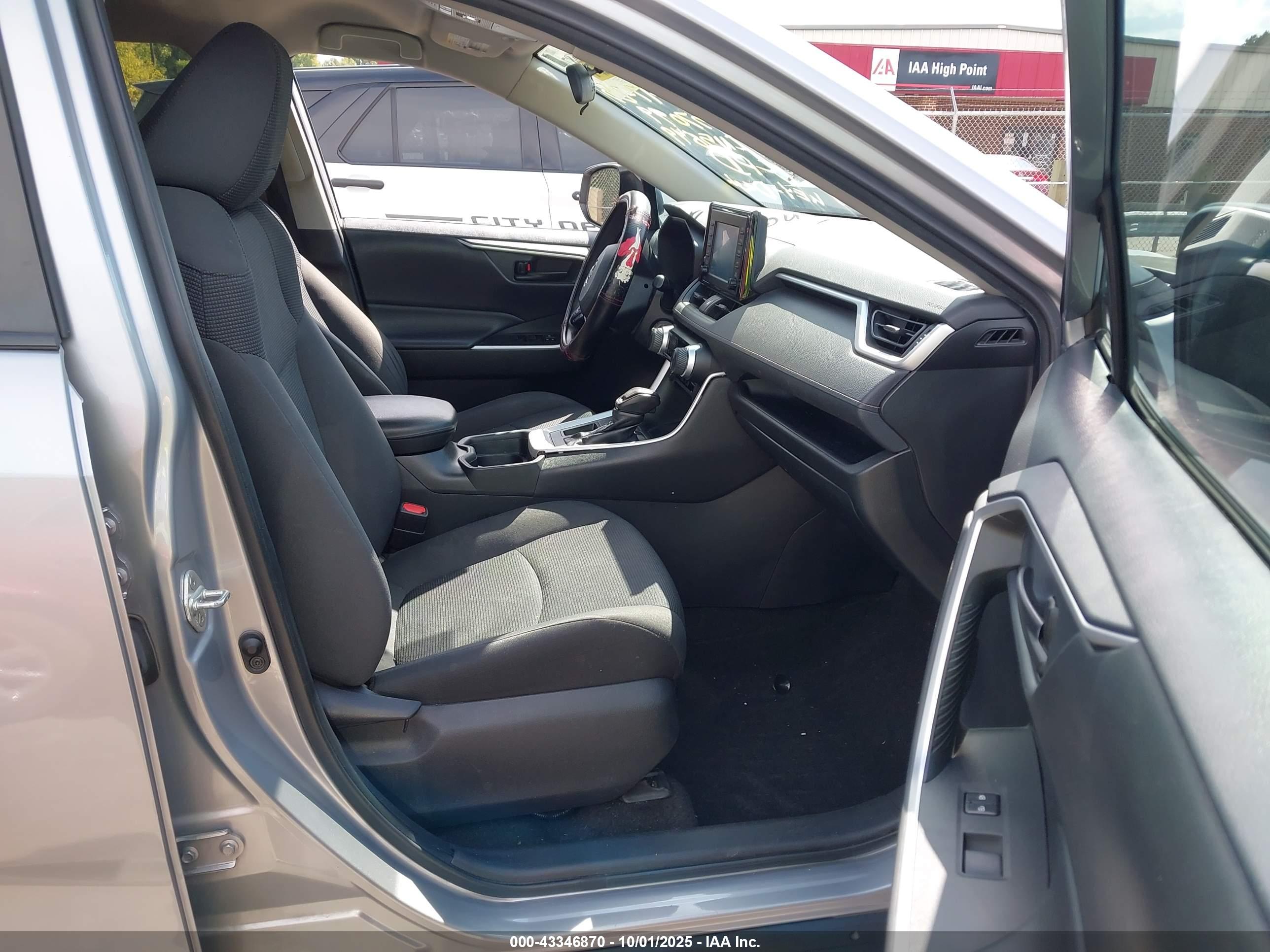 TOYOTA RAV4 image 5
