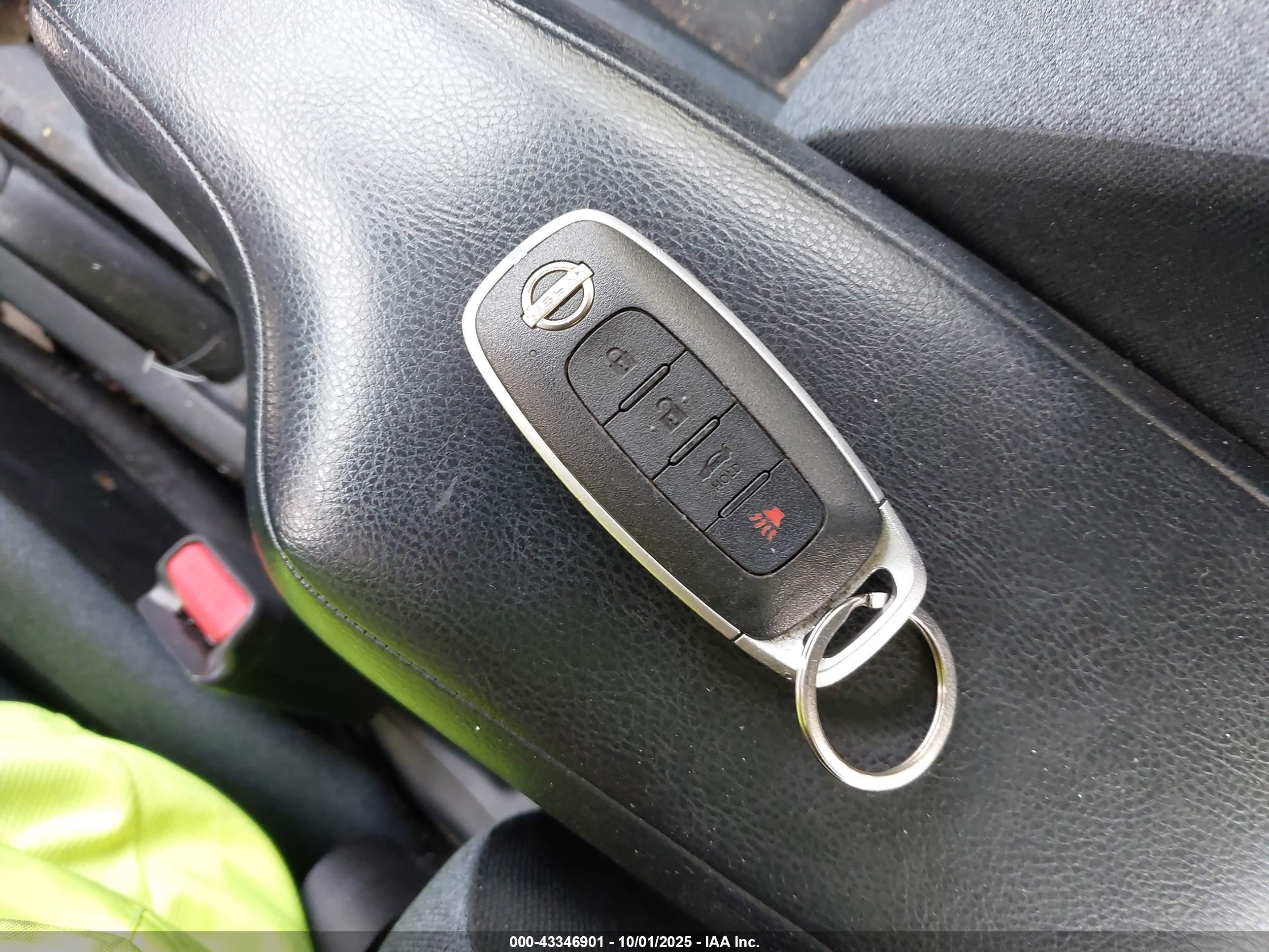 NISSAN VERSA image 11
