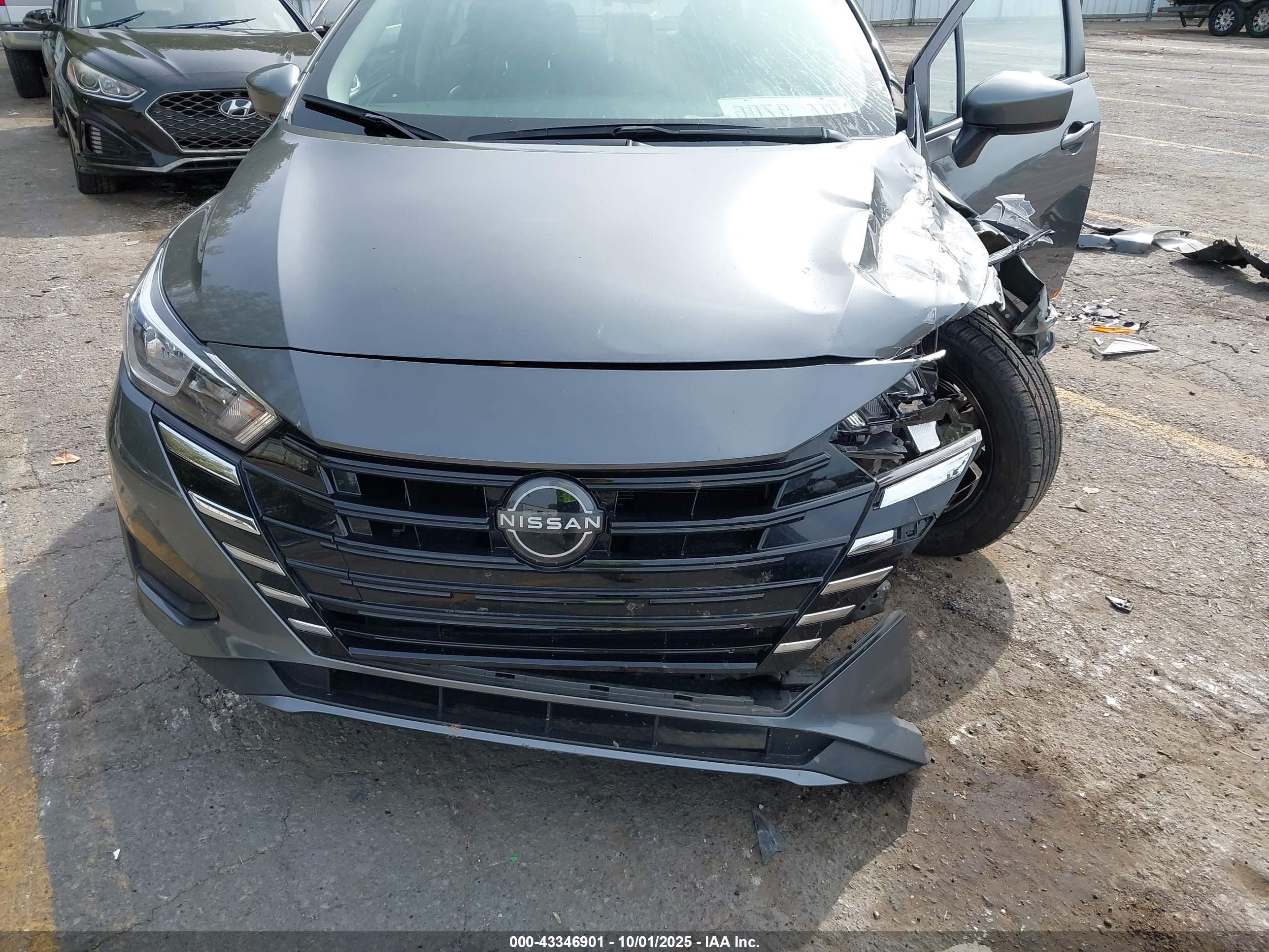 NISSAN VERSA image 6