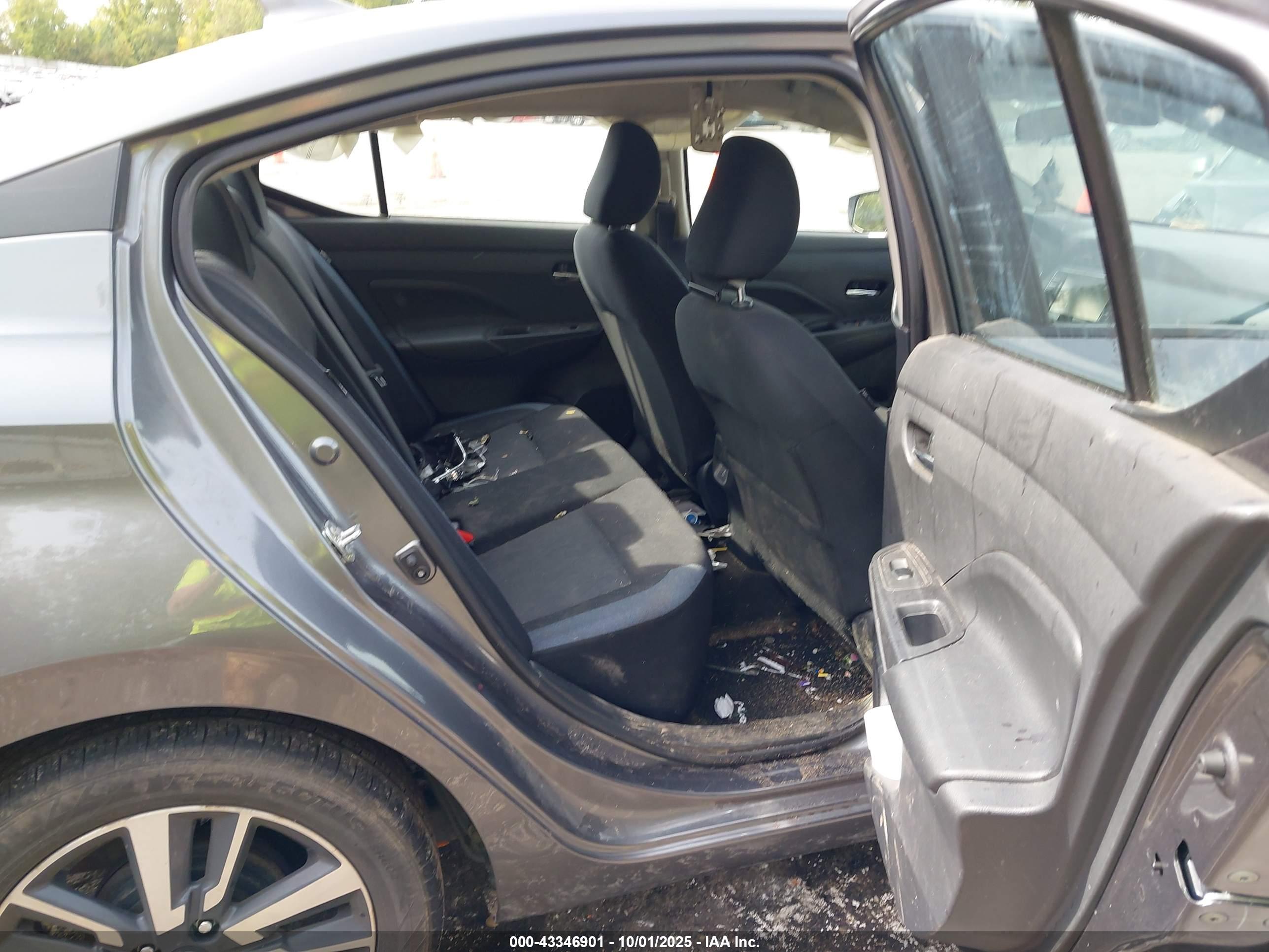 NISSAN VERSA image 8