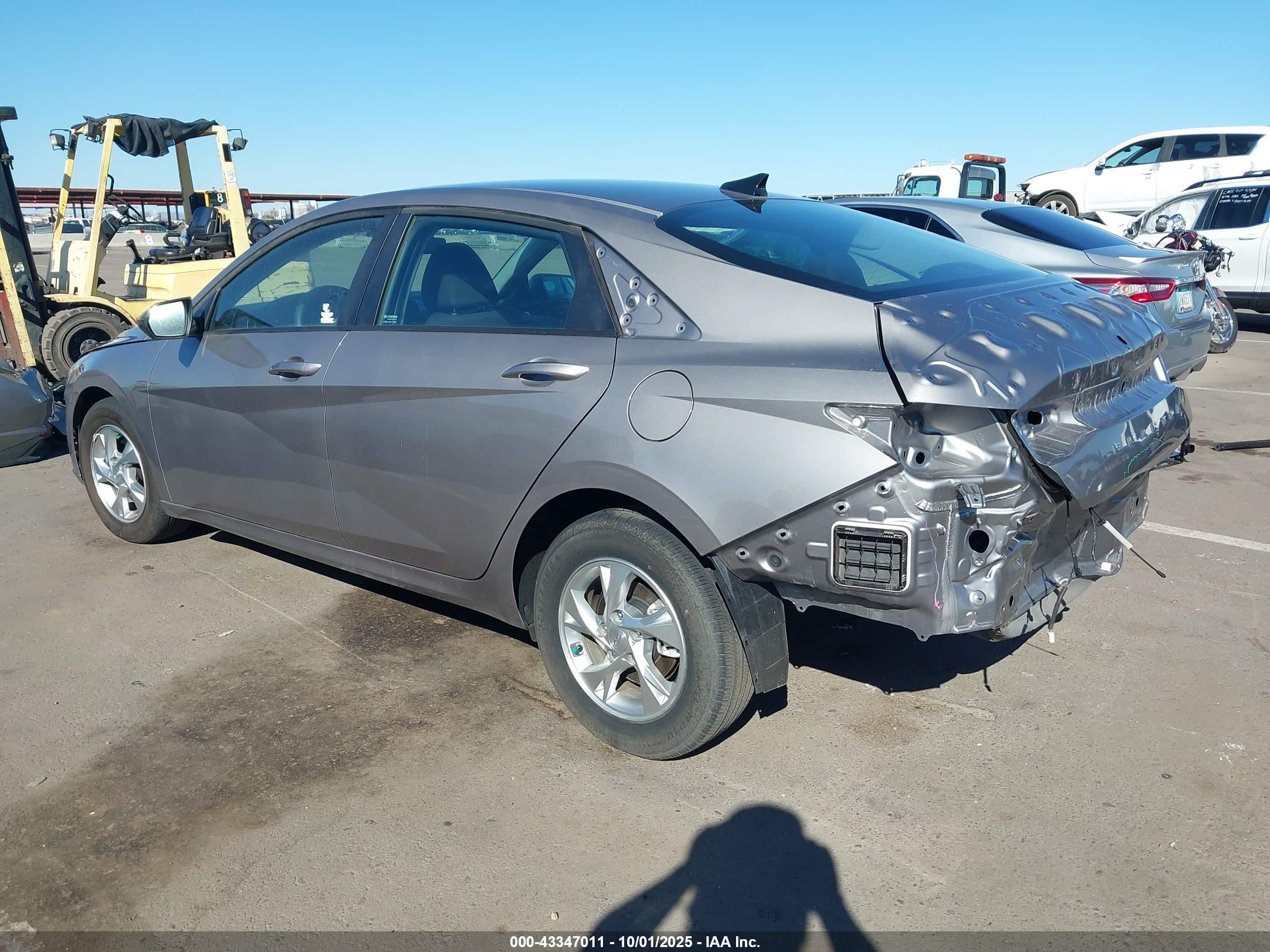 HYUNDAI ELANTRA image 3