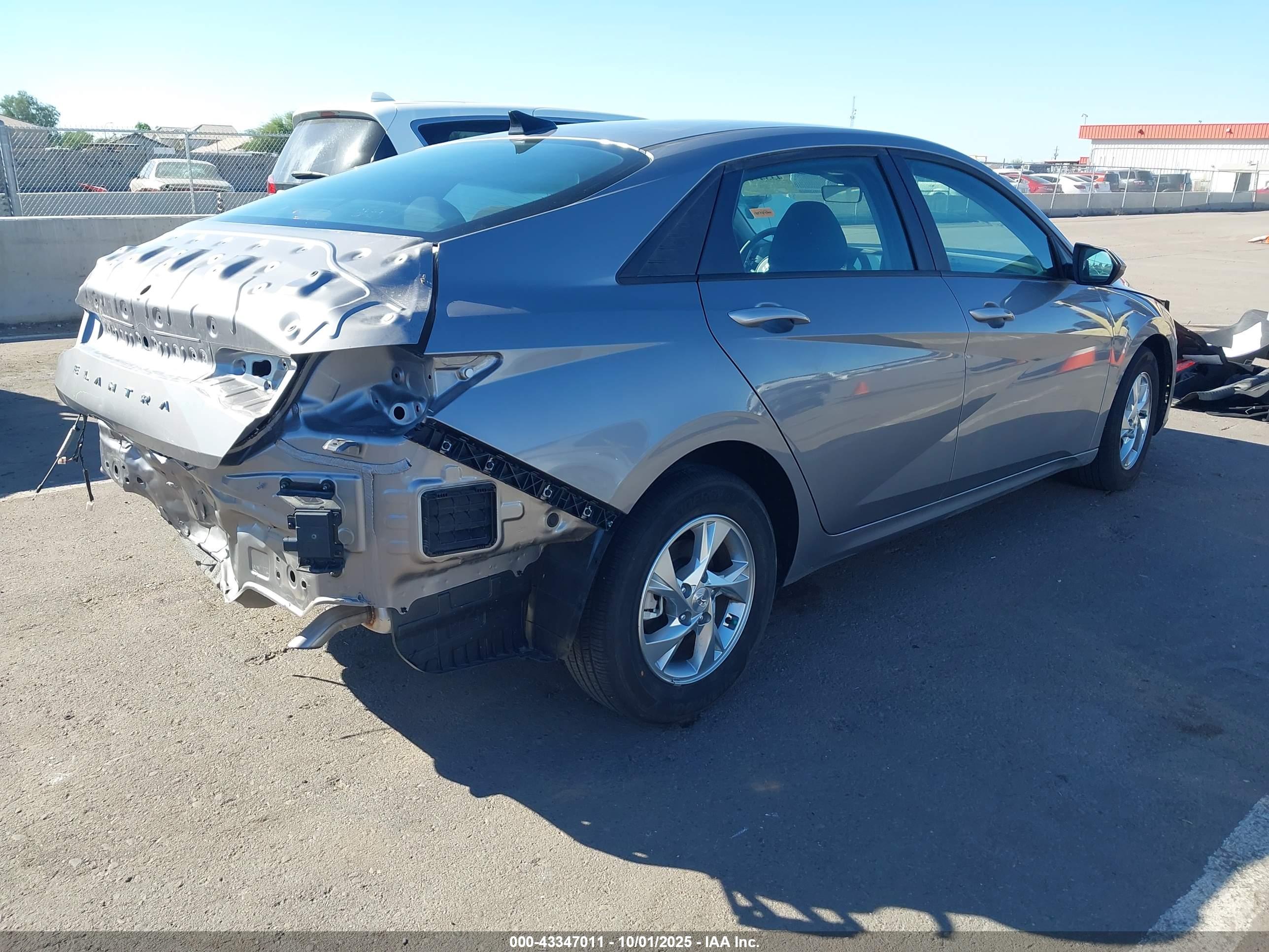 HYUNDAI ELANTRA image 4