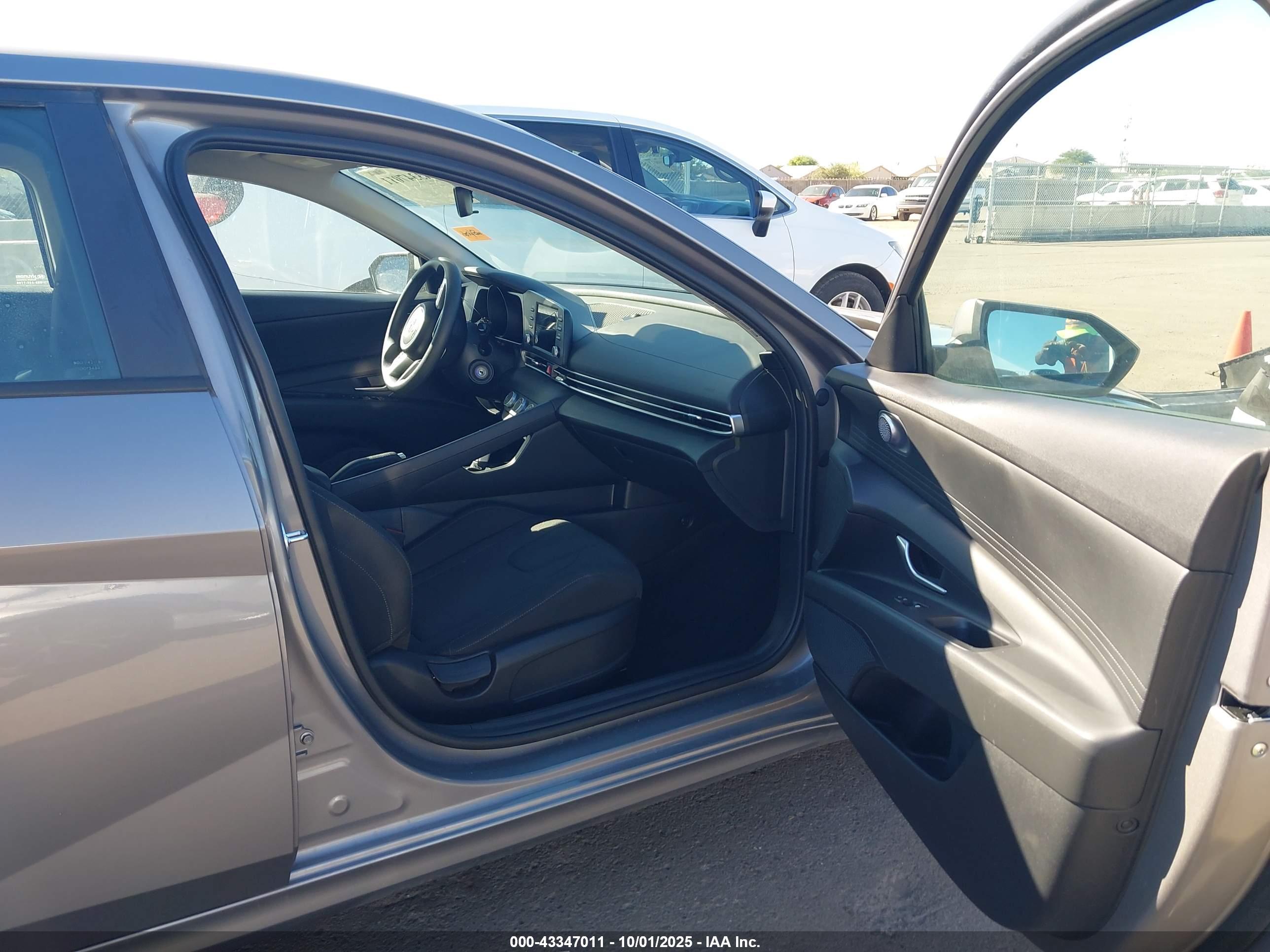 HYUNDAI ELANTRA image 5