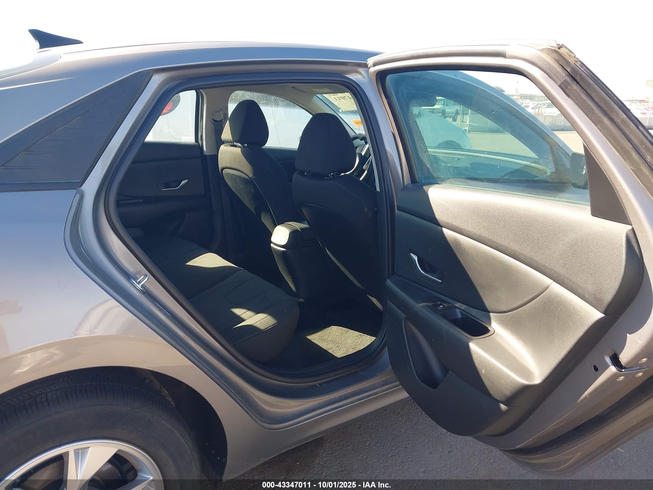 HYUNDAI ELANTRA image 8