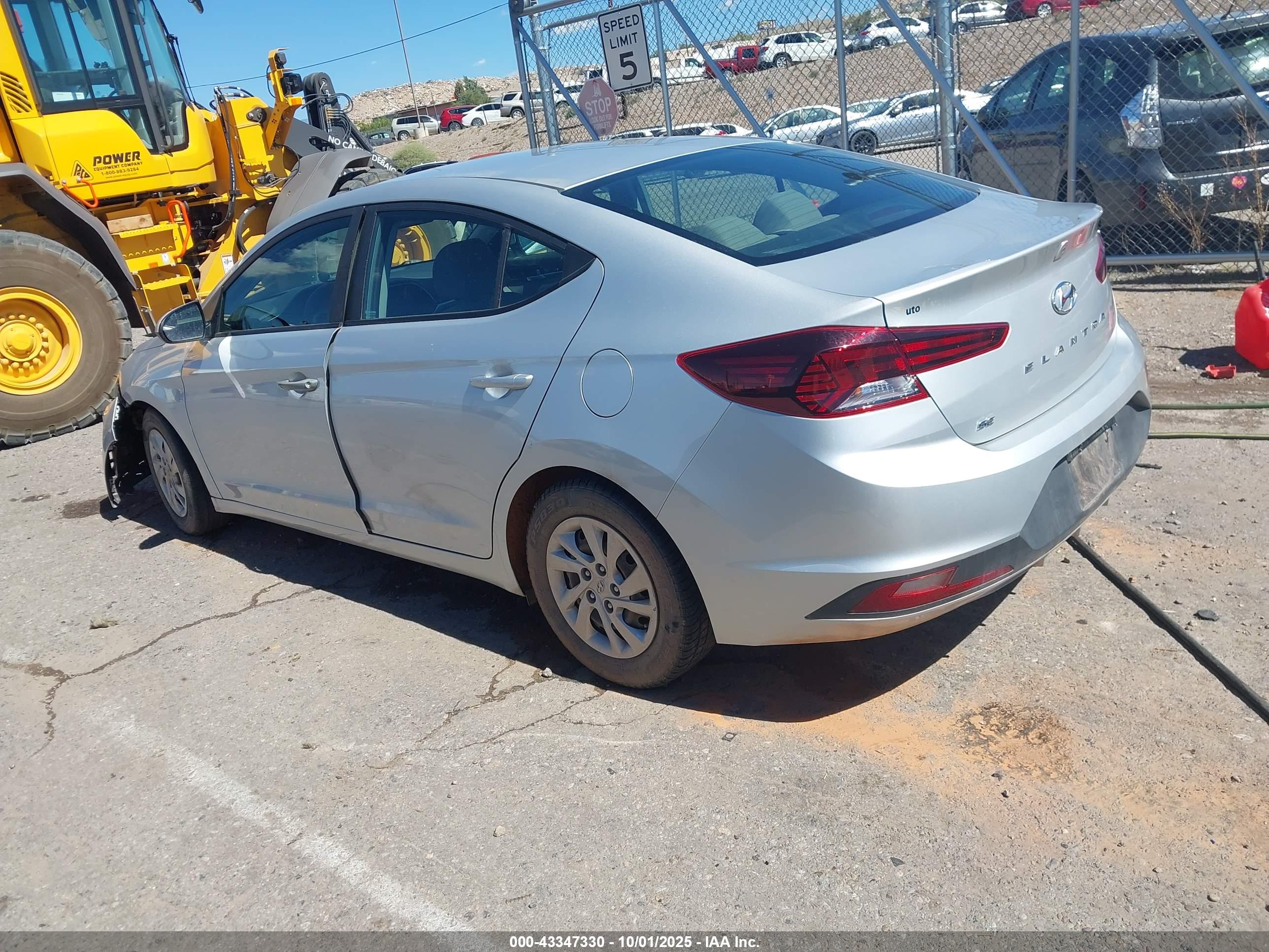 HYUNDAI ELANTRA image 3
