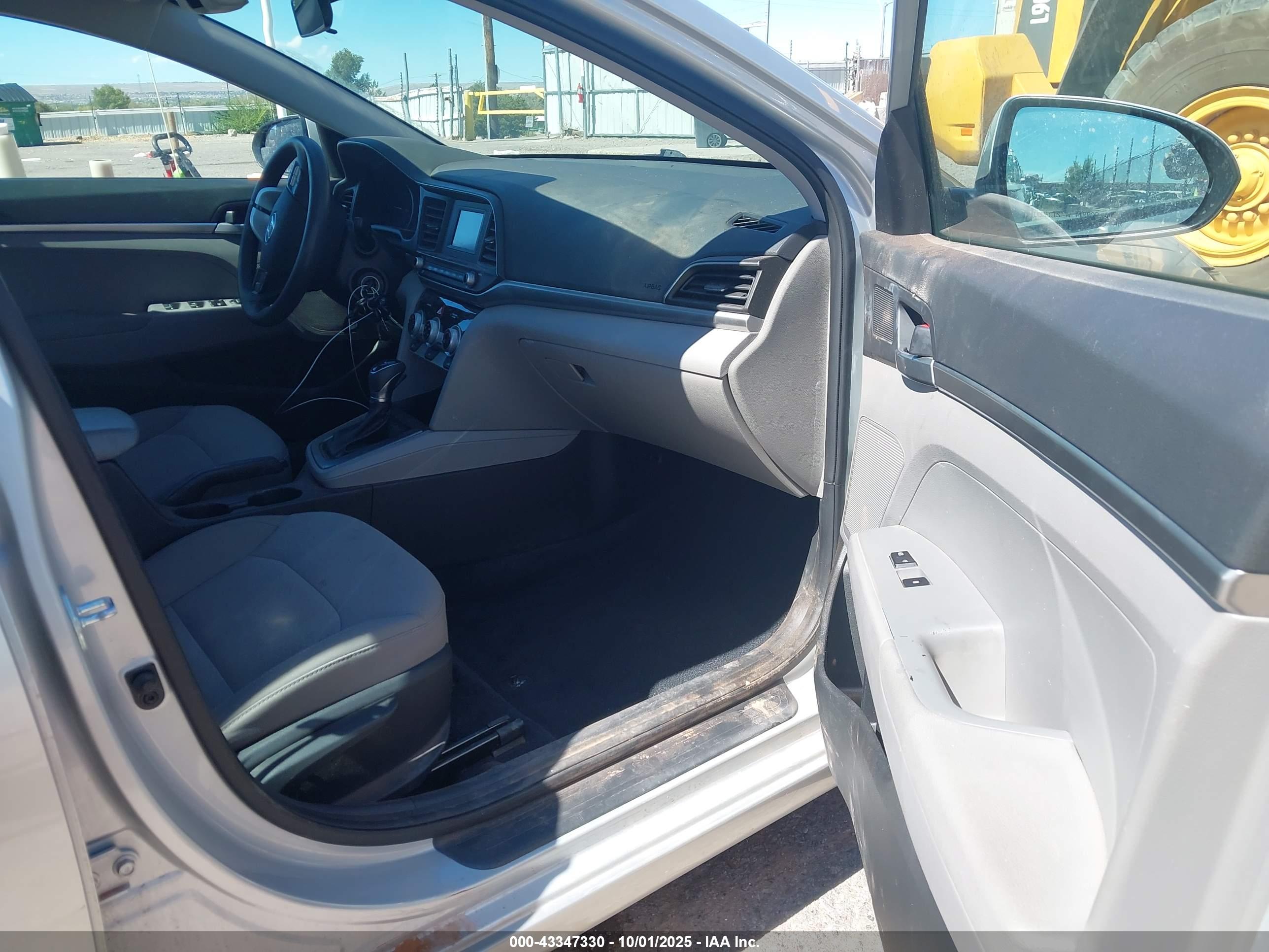 HYUNDAI ELANTRA image 5