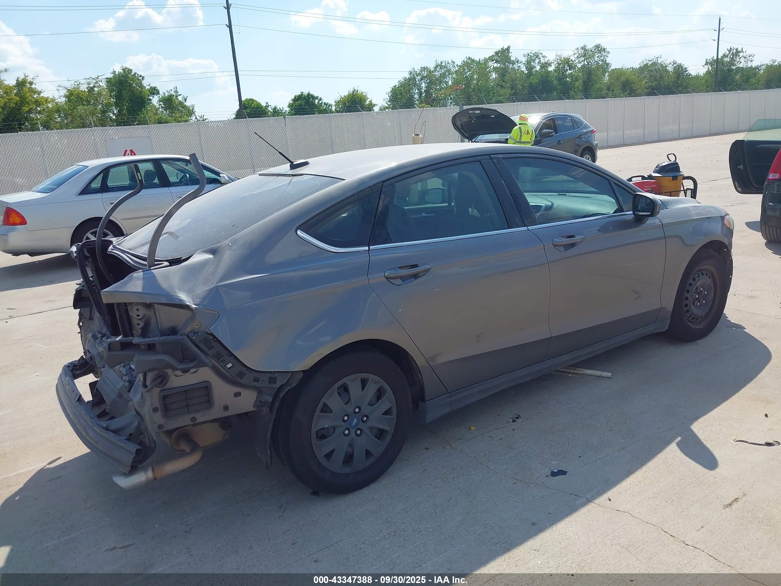 FORD FUSION image 4