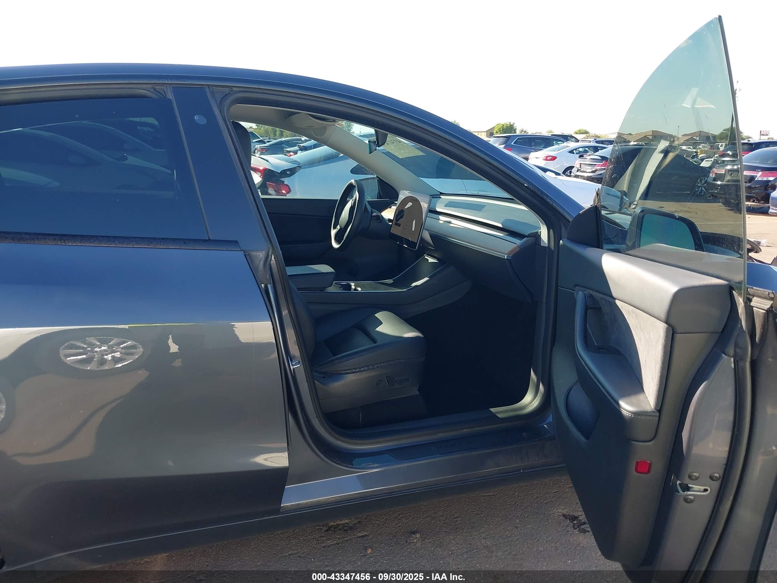 TESLA MODEL image 5
