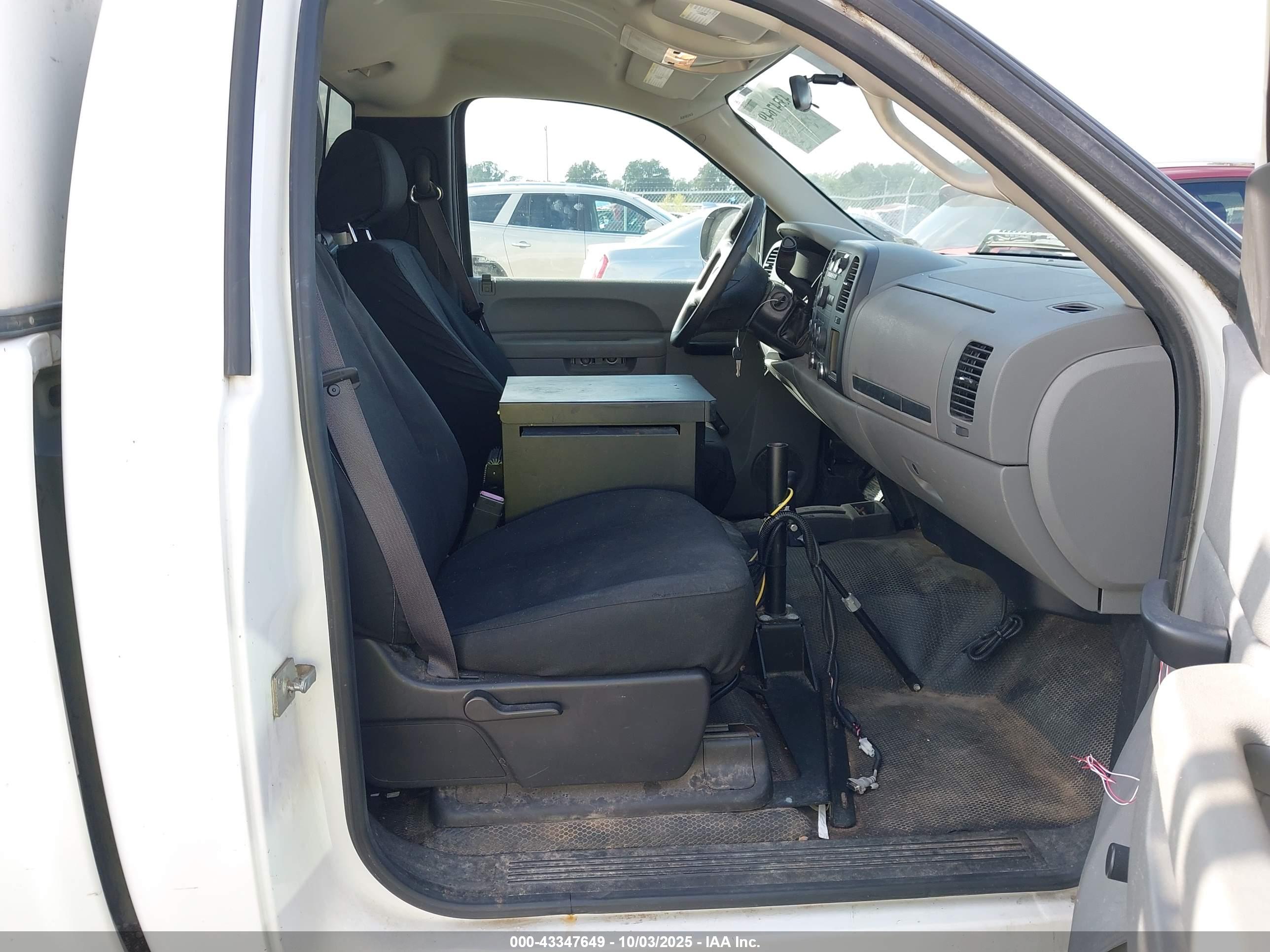 CHEVROLET SILVERADO image 5