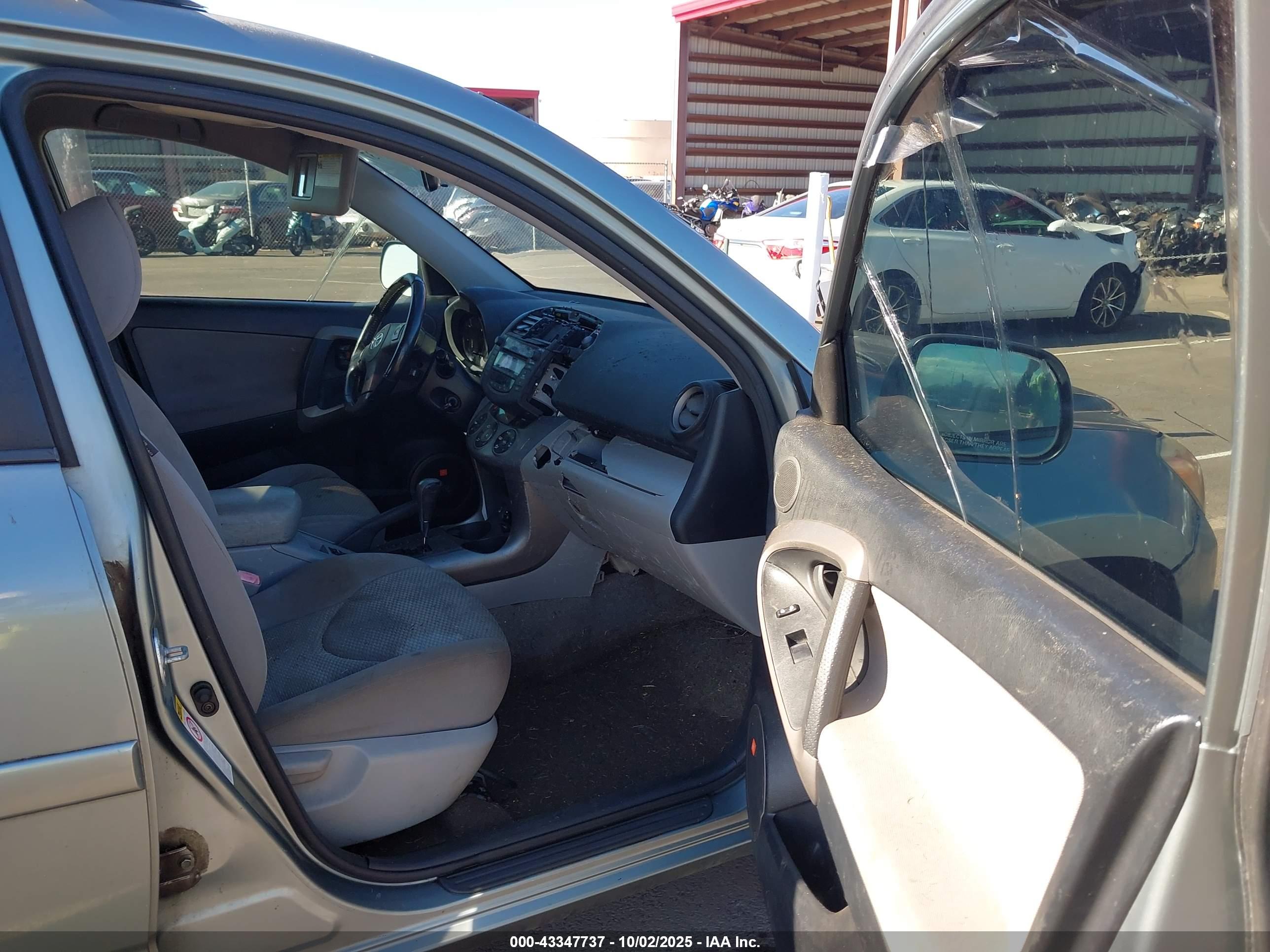 TOYOTA RAV4 image 5