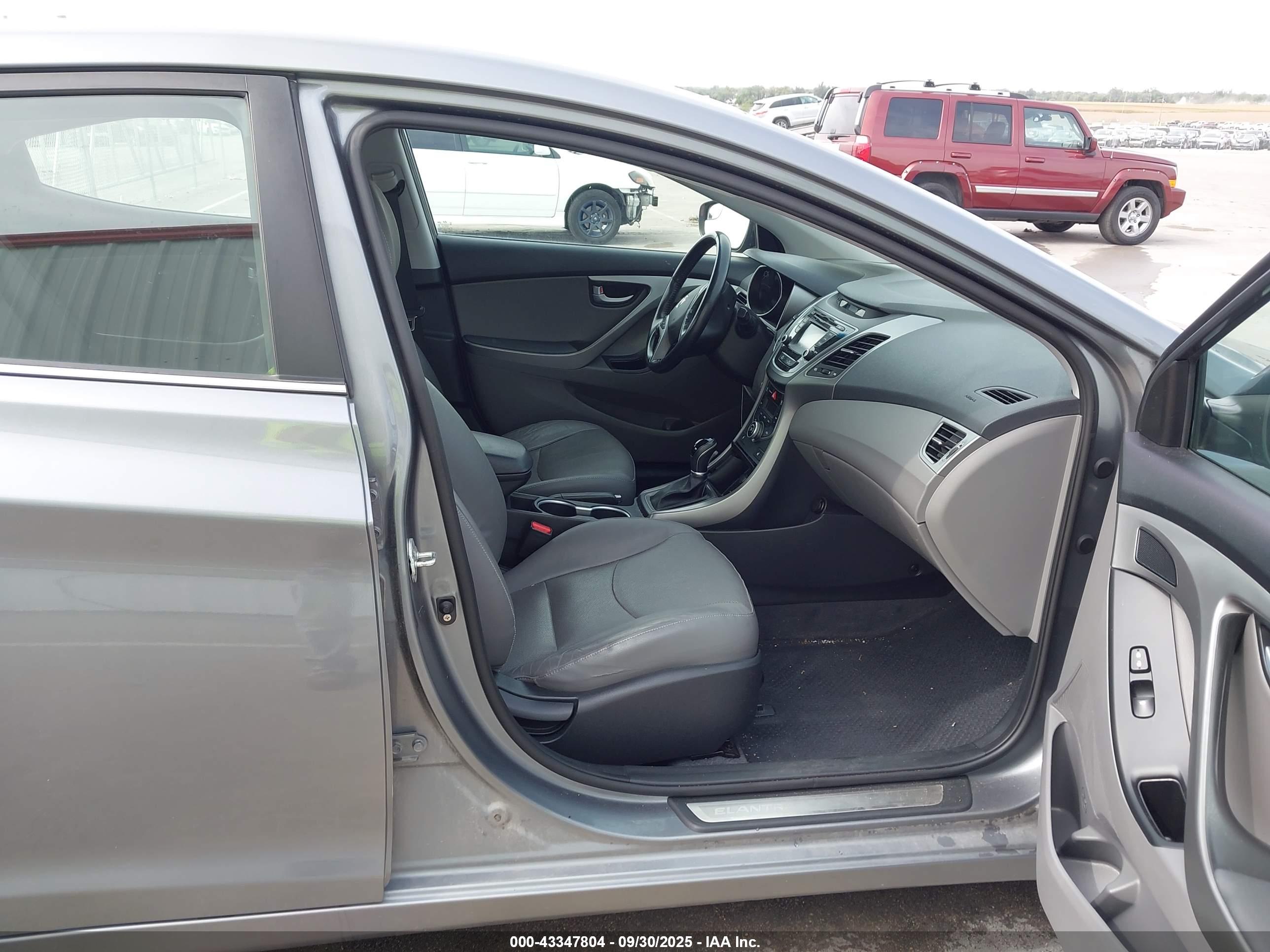 HYUNDAI ELANTRA image 5
