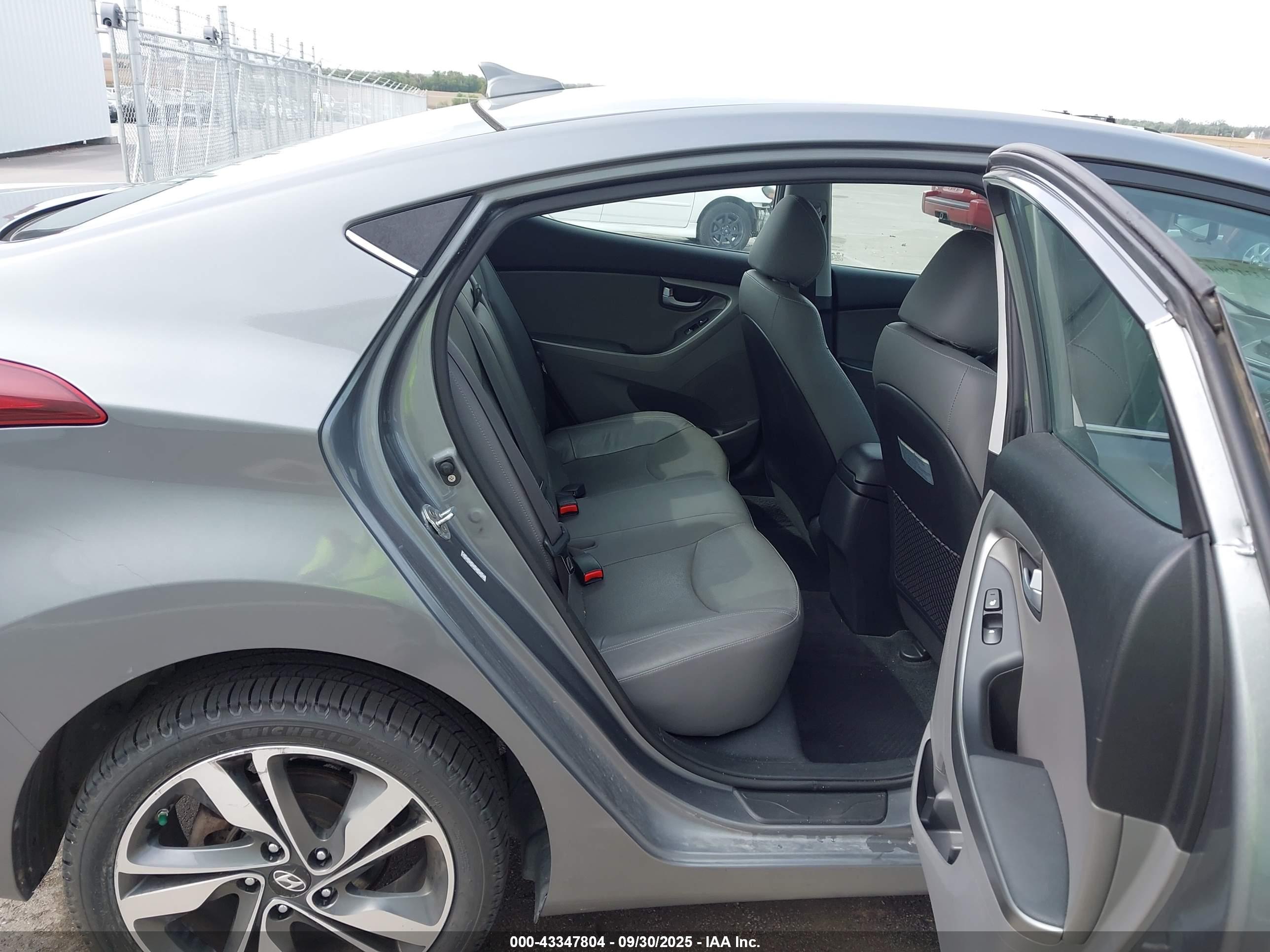 HYUNDAI ELANTRA image 8
